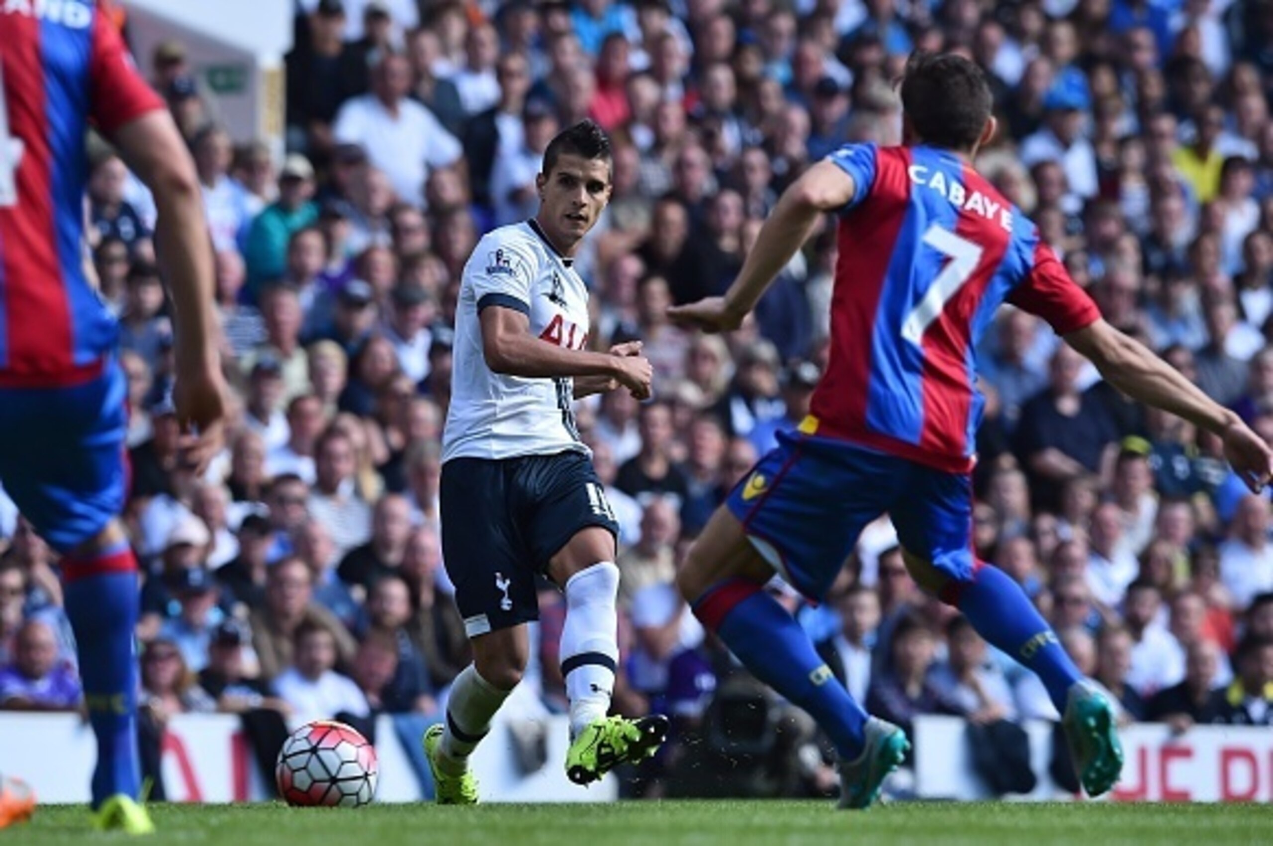 Tottenham Hotspur's Argentinian midfielder Erik Lamela (C) passes the ball during the English Premier League football match between Tottenham Hotspur and Crystal Palace at White Hart Lane in north London on September 20, 2015. AFP PHOTO / BEN STANSALL

RE