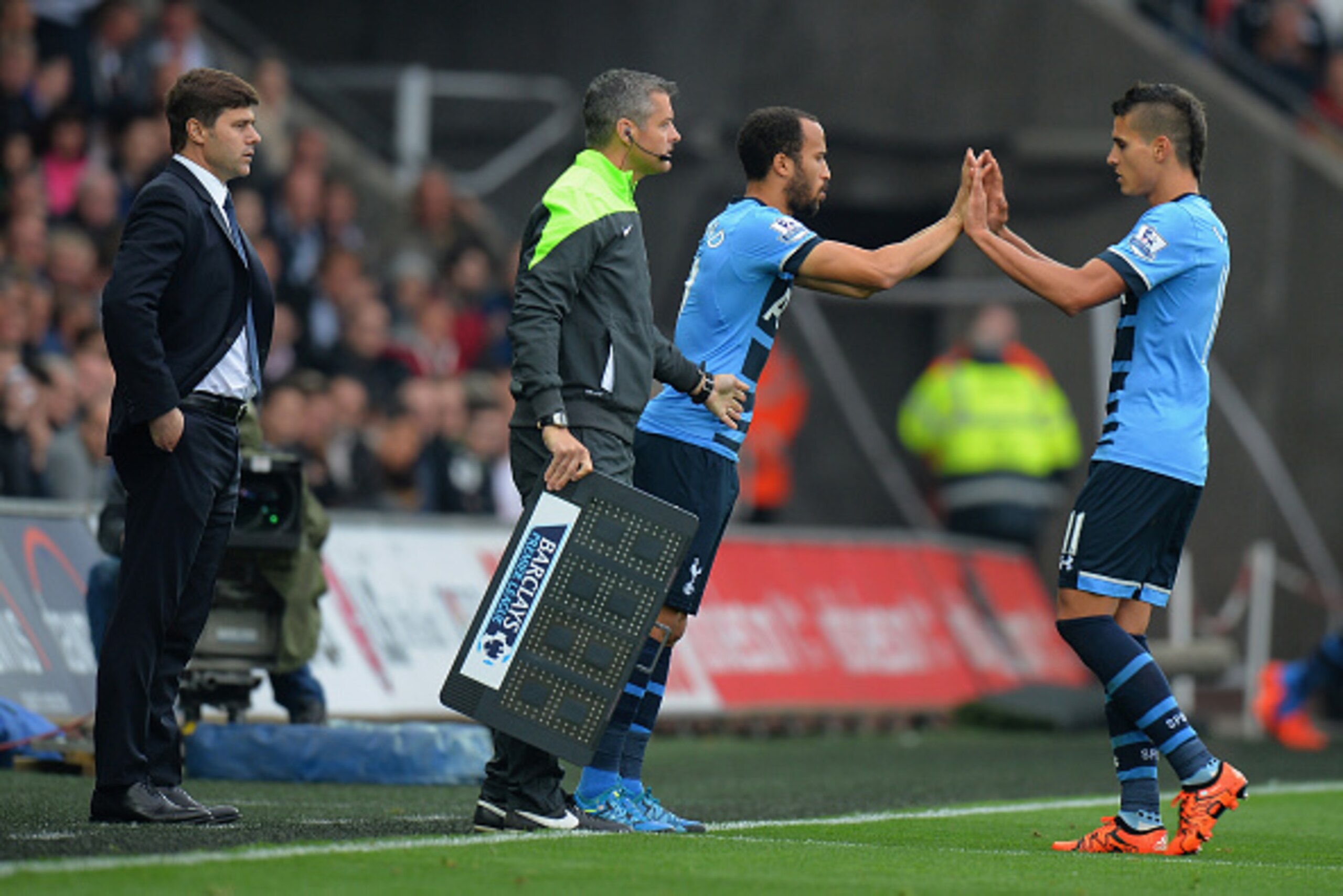 SWANSEA, WALES - OCTOBER 04:  Andros Townsend of Tottenham Hotspur comes on for Erik Lamela of Tottenham Hotspur as Mauricio Pochettino manager of Tottenham Hotspur looks on during the Barclays Premier League match between Swansea City and Tottenham Hotsp