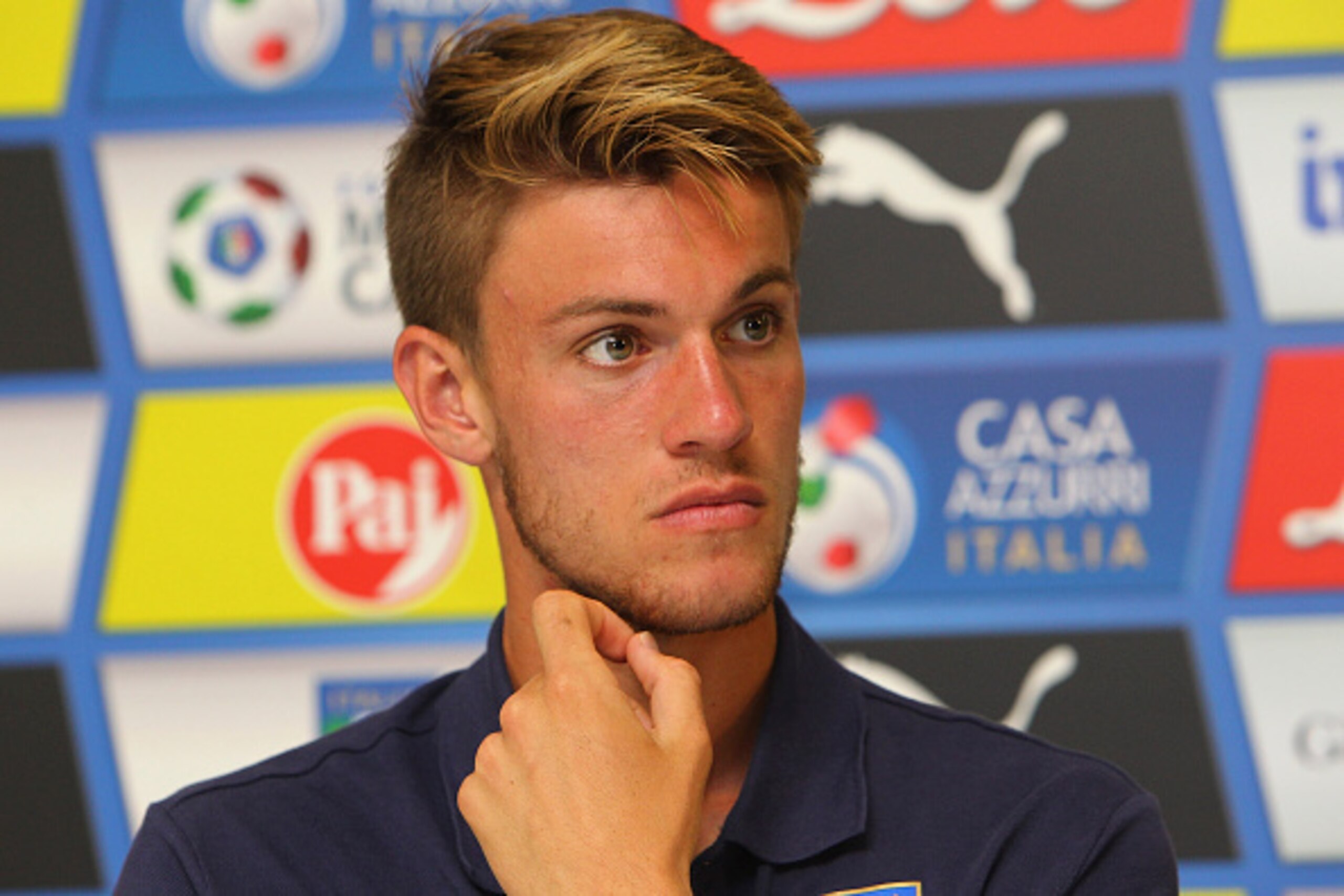 COMO, ITALY - JUNE 04: Daniele Rugani of Italy U21 speaks to the media during a press conference at the club's training ground on June 4, 2015 in Appiano Gentile Como, Italy. (Photo by Marco Luzzani/Getty Images) COMO, ITALY - JUNE 04: Daniele Rugani of Italy U21 speaks to the media during a press conference at the club's training ground on June 4, 2015 in Appiano Gentile Como, Italy. (Photo by Marco Luzzani/Getty Images)