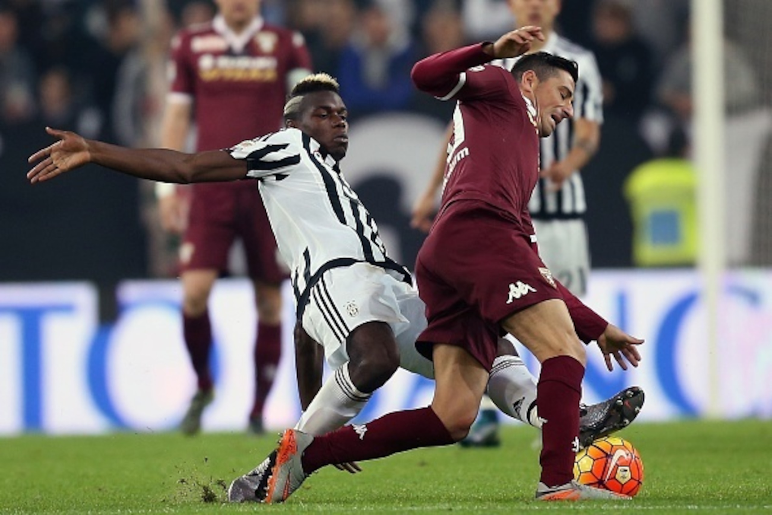 Juventus' French midfielder Paul Pogba (L) vies for the ball with Torino's Italian midfielder Giuseppe Vives during the Italian Serie A  football match between Juventus and Torino on October 31, 2015 at the 'Juventus Stadium' in Turin. AFP PHOTO / MARCO B
