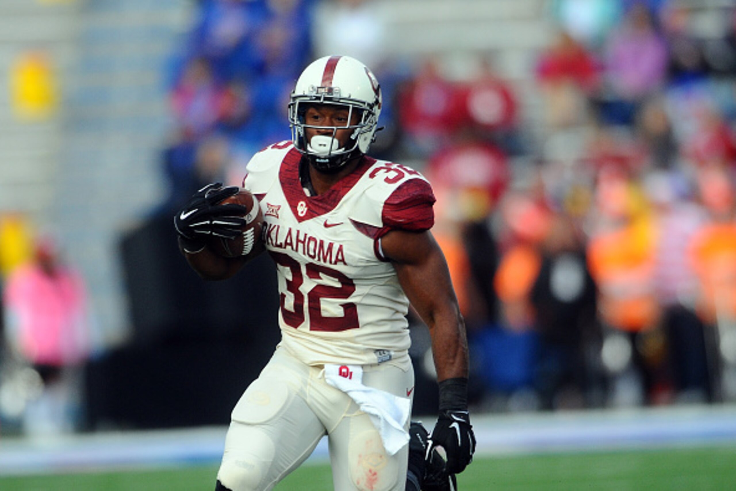 LAWRENCE KS, - OCTOBER 31: Running back Samaje Perine #32 of the Oklahoma Sooners runs the ball against the Kansas Jayhawks on October 31, 2015 at Memorial Stadium in Lawrence, Kansas. (Photo by Jackson Laizure/Getty Images)