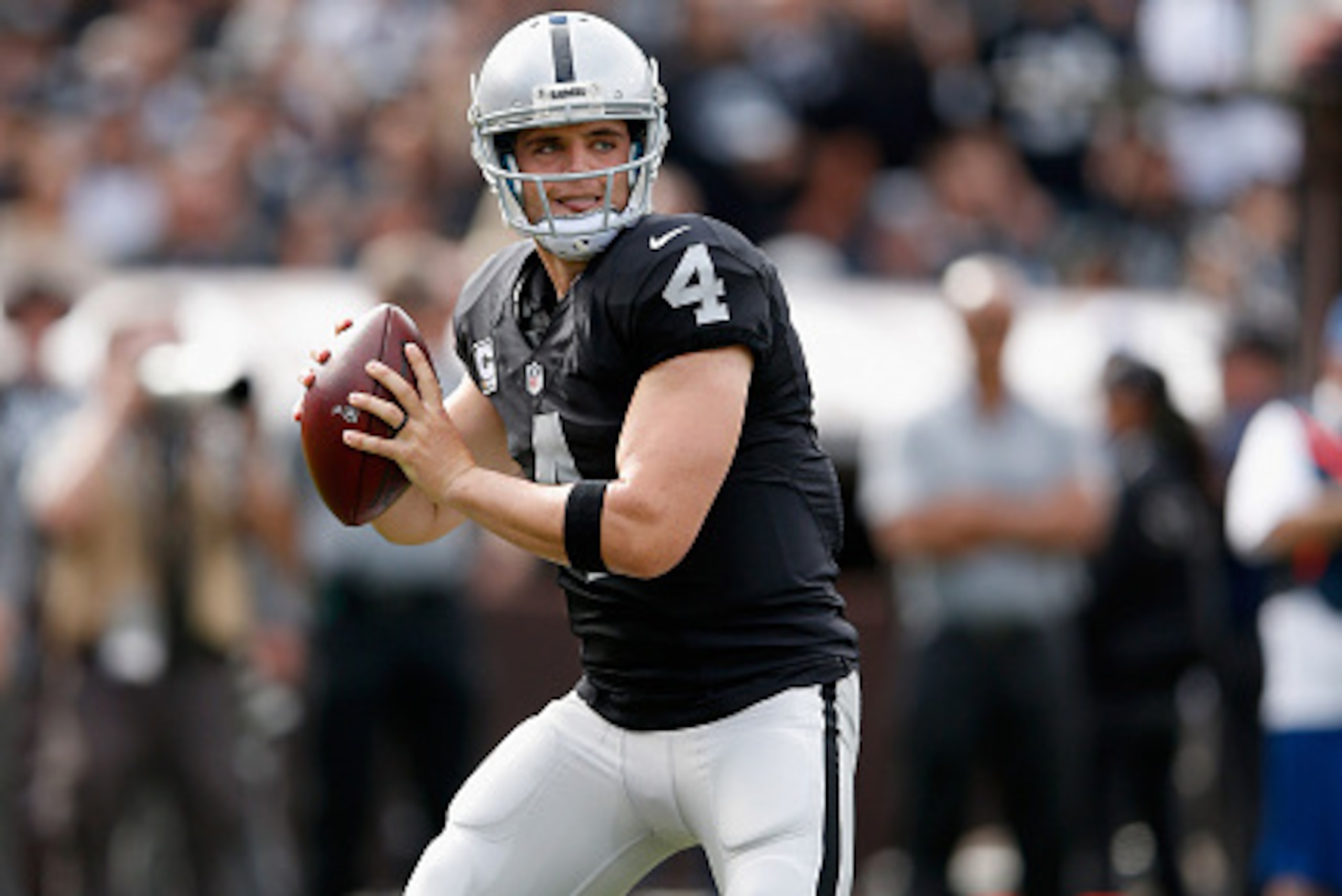 OAKLAND, CA - NOVEMBER 01:  Derek Carr #4 of the Oakland Raiders in action against the New York Jets at O.co Coliseum on November 1, 2015 in Oakland, California.  (Photo by Ezra Shaw/Getty Images)