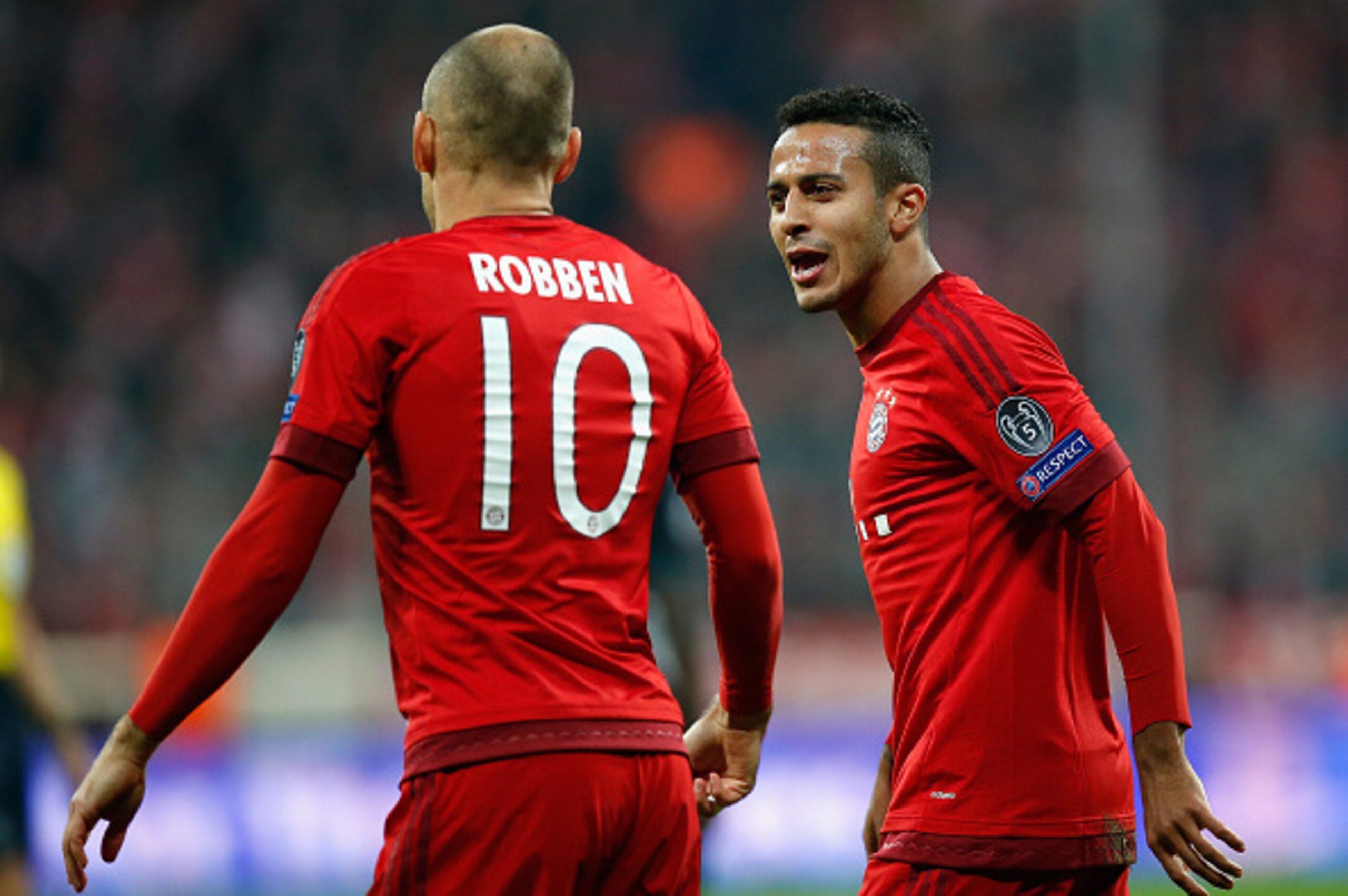 MUNICH, GERMANY - NOVEMBER 04:  Thiago Alcantara (R) of Bayern Muenchenreacts with Arjen Robben during the UEFA Champions League Group F match between FC Bayern Muenchen and Arsenal FC at Allianz Arena on November 4, 2015 in Munich, Germany.  (Photo by Bo