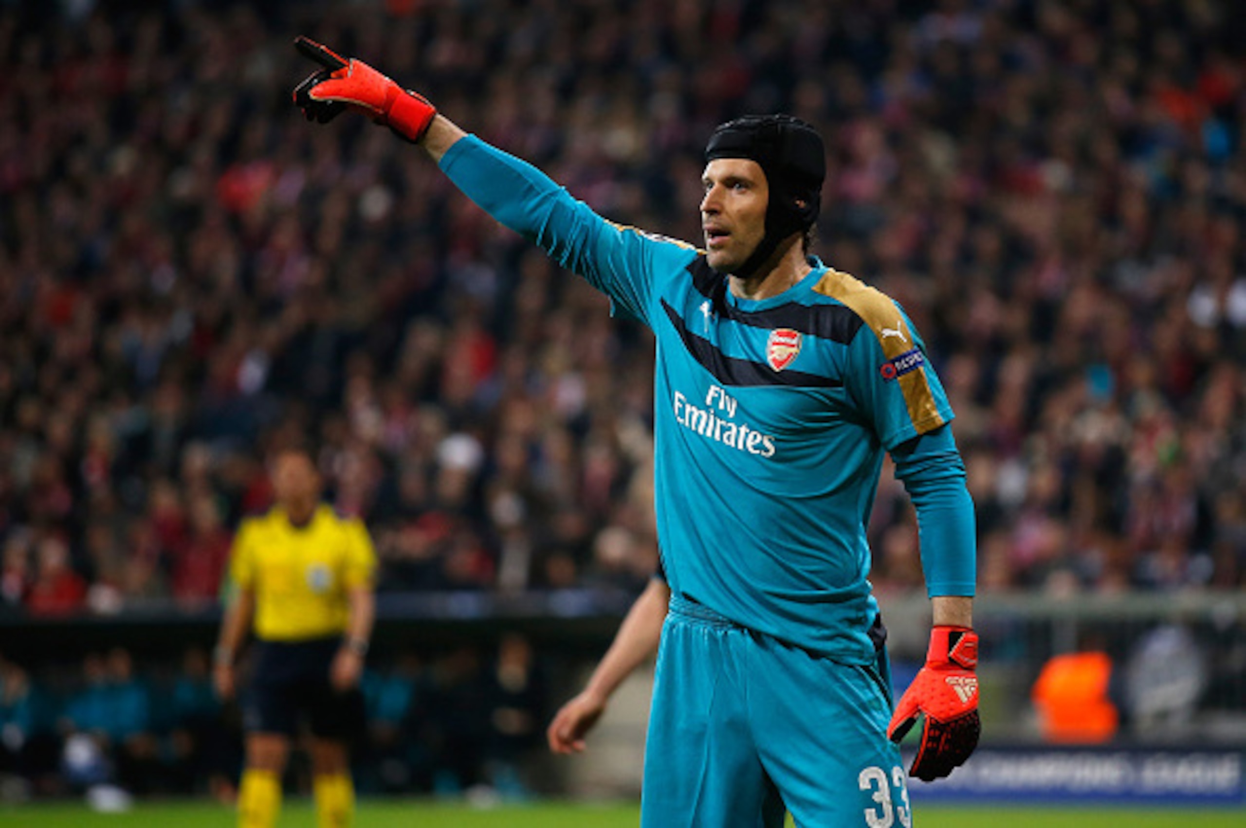 MUNICH, GERMANY - NOVEMBER 04:  Goalkeeper Petr Cech of Arsenal gestures during the UEFA Champions League Group F match between FC Bayern Muenchen and Arsenal FC at Allianz Arena on November 4, 2015 in Munich, Germany.  (Photo by Boris Streubel/Getty Imag