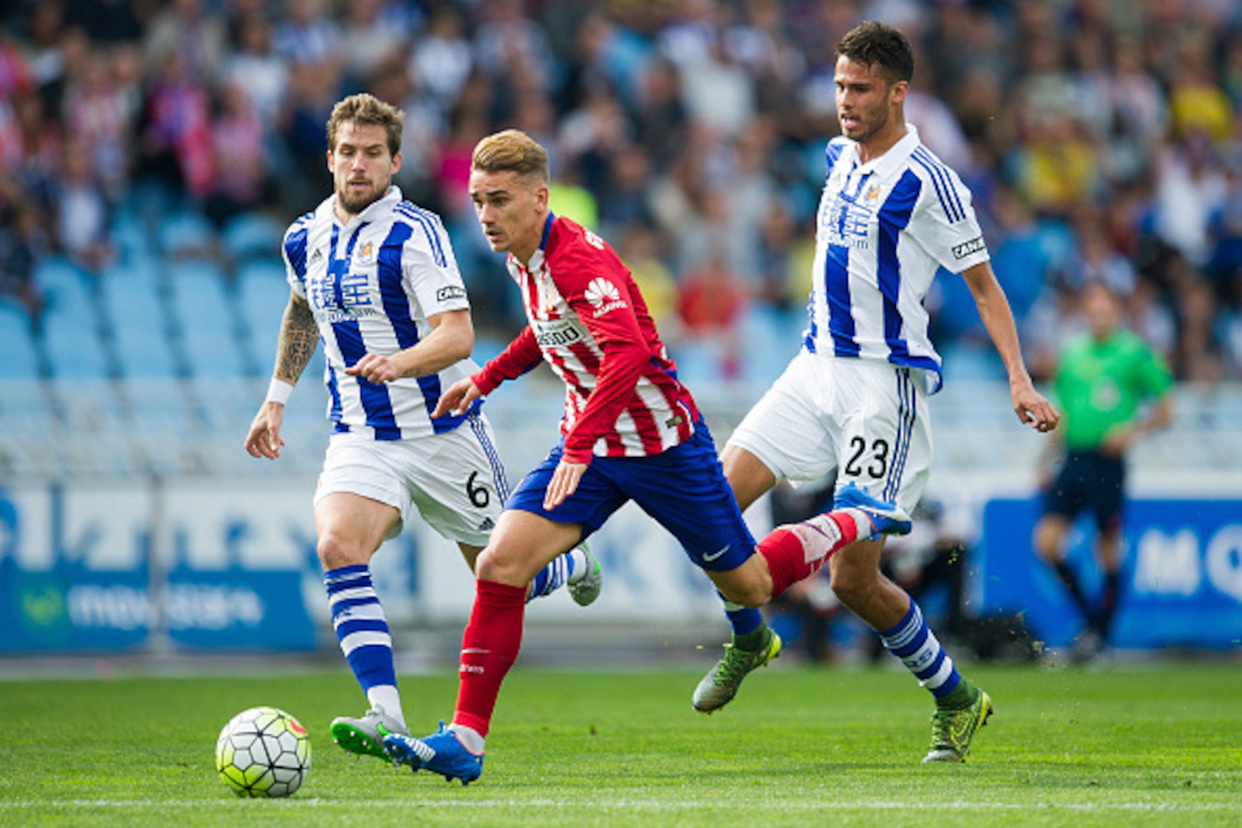SAN SEBASTIAN, SPAIN - OCTOBER 18:  Antoine Griezmann of Atletico de Madrid duels for the ball with Inigo Martinez of Real Sociedad during the La Liga match between Real Sociedad de Futbol and Atletico de Madrid at Estadio Anoeta on October 18, 2015 in Sa