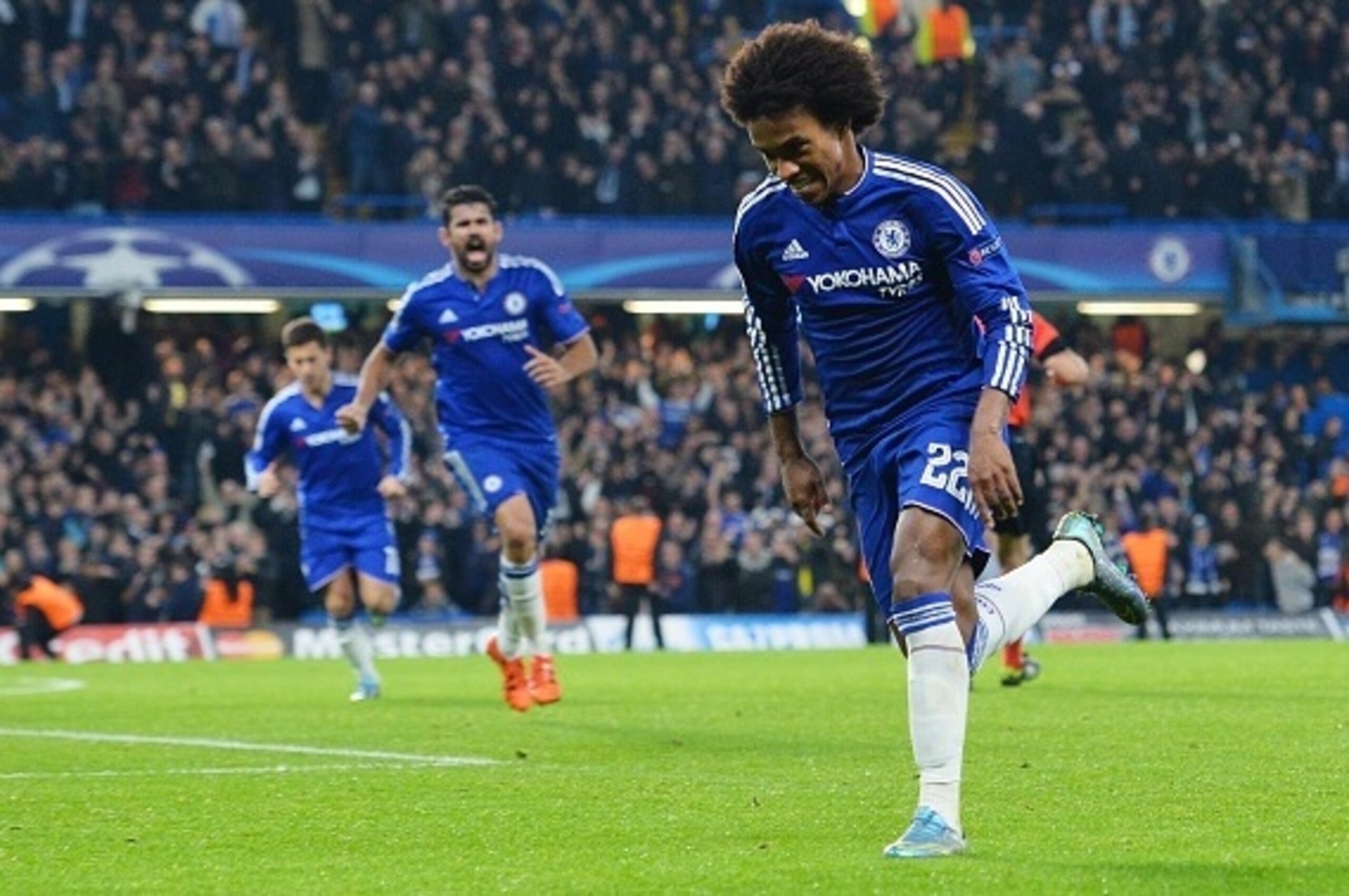 Chelsea's Brazilian midfielder Willian (R) celebrates after scoring from a free kick during a UEFA Chamions league group stage football match between Chelsea and Dynamo Kiev at Stamford Bridge stadium in west London on November 4, 2015. AFP PHOTO / GLYN Chelsea's Brazilian midfielder Willian (R) celebrates after scoring from a free kick during a UEFA Chamions league group stage football match between Chelsea and Dynamo Kiev at Stamford Bridge stadium in west London on November 4, 2015. AFP PHOTO / GLYN