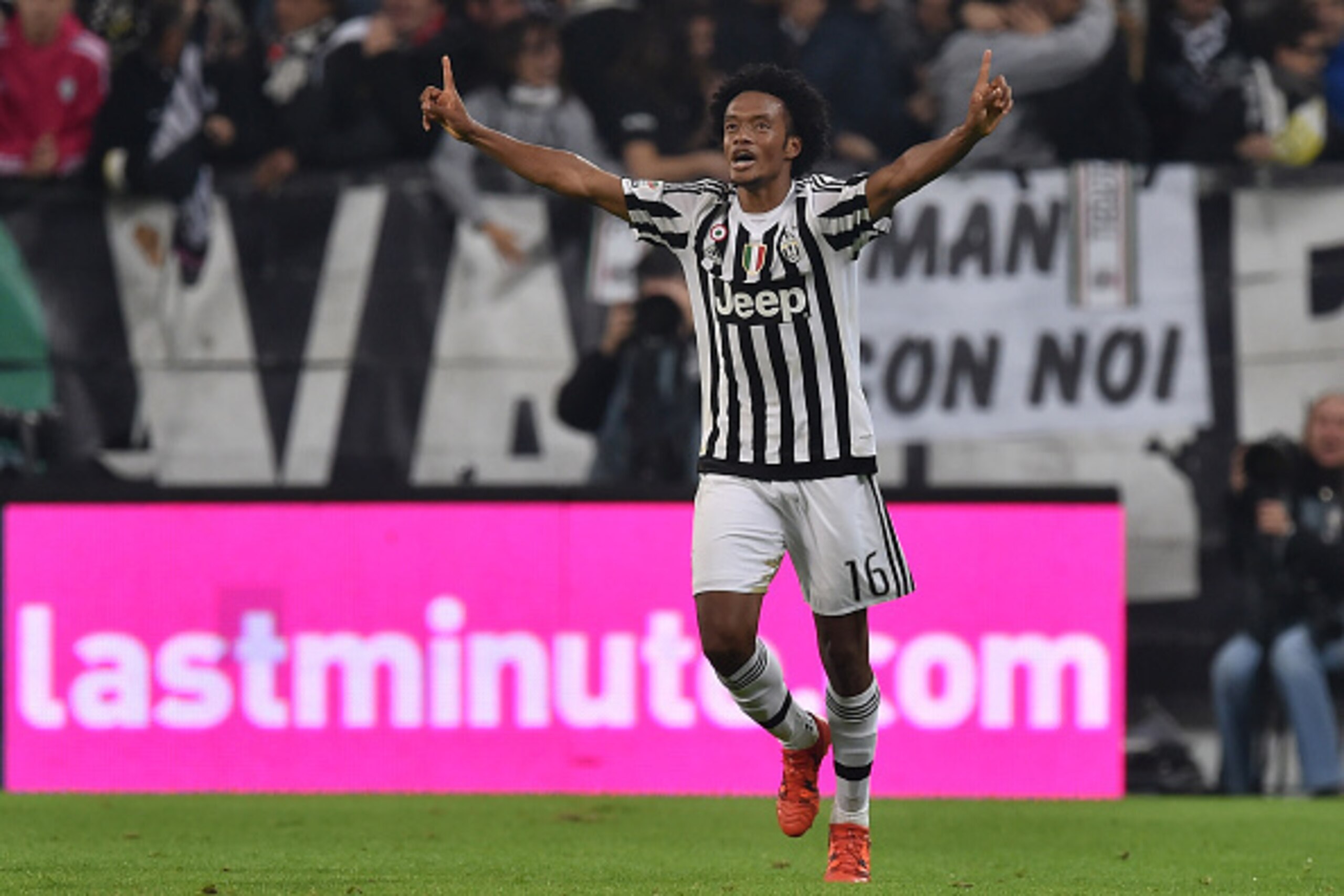TURIN, ITALY - OCTOBER 31:  Juan Cuadrado of Juventus FC celebrates the gol of the victory during the Serie A match between Juventus FC and Torino FC at Juventus Arena on October 31, 2015 in Turin, Italy.  (Photo by Valerio Pennicino/Getty Images)