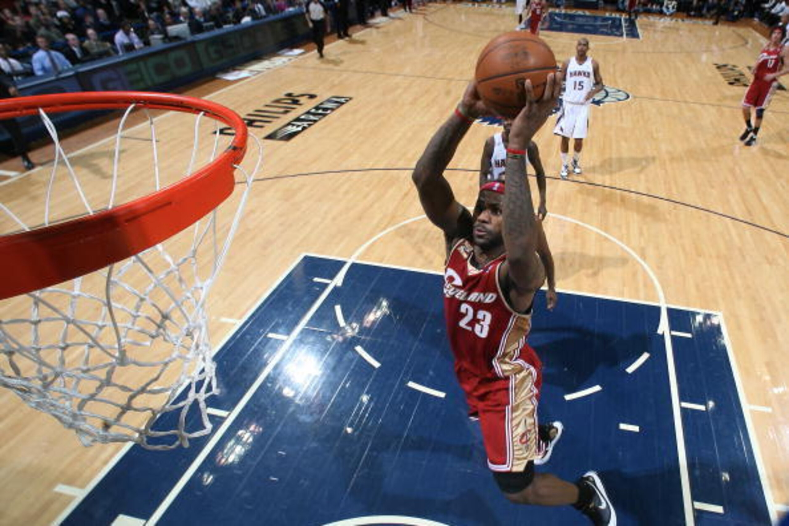 ATLANTA - DECEMBER 29: LeBron James #23 of the Cleveland Cavaliers dunks against the Atlanta Hawks on December 29, 2009 at Philips Arena in Atlanta, Georgia.  NOTE TO USER: User expressly acknowledges and agrees that, by downloading and/or using this Phot