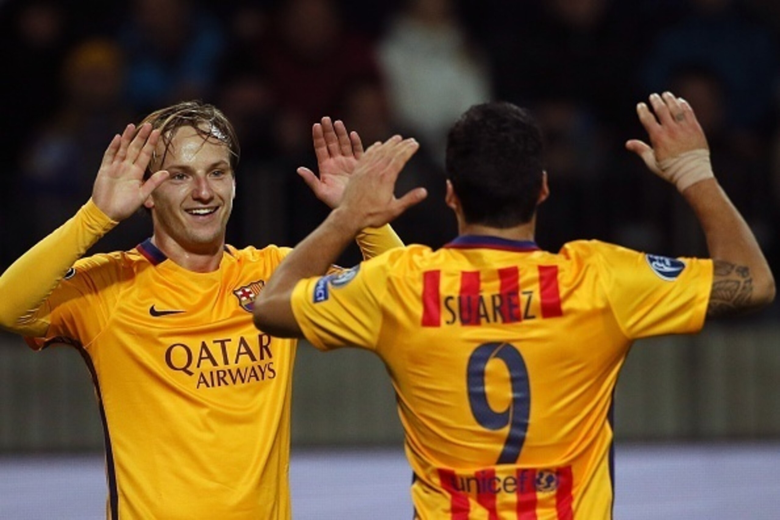 Barcelona's Croatian midfielder Ivan Rakitic (L) and Barcelona's Uruguayan forward Luis Suarez celebrate during the UEFA Champions League group E football match between FC BATE Borisov and FC Barcelona at the Borisov Arena stadium outside Minsk on October