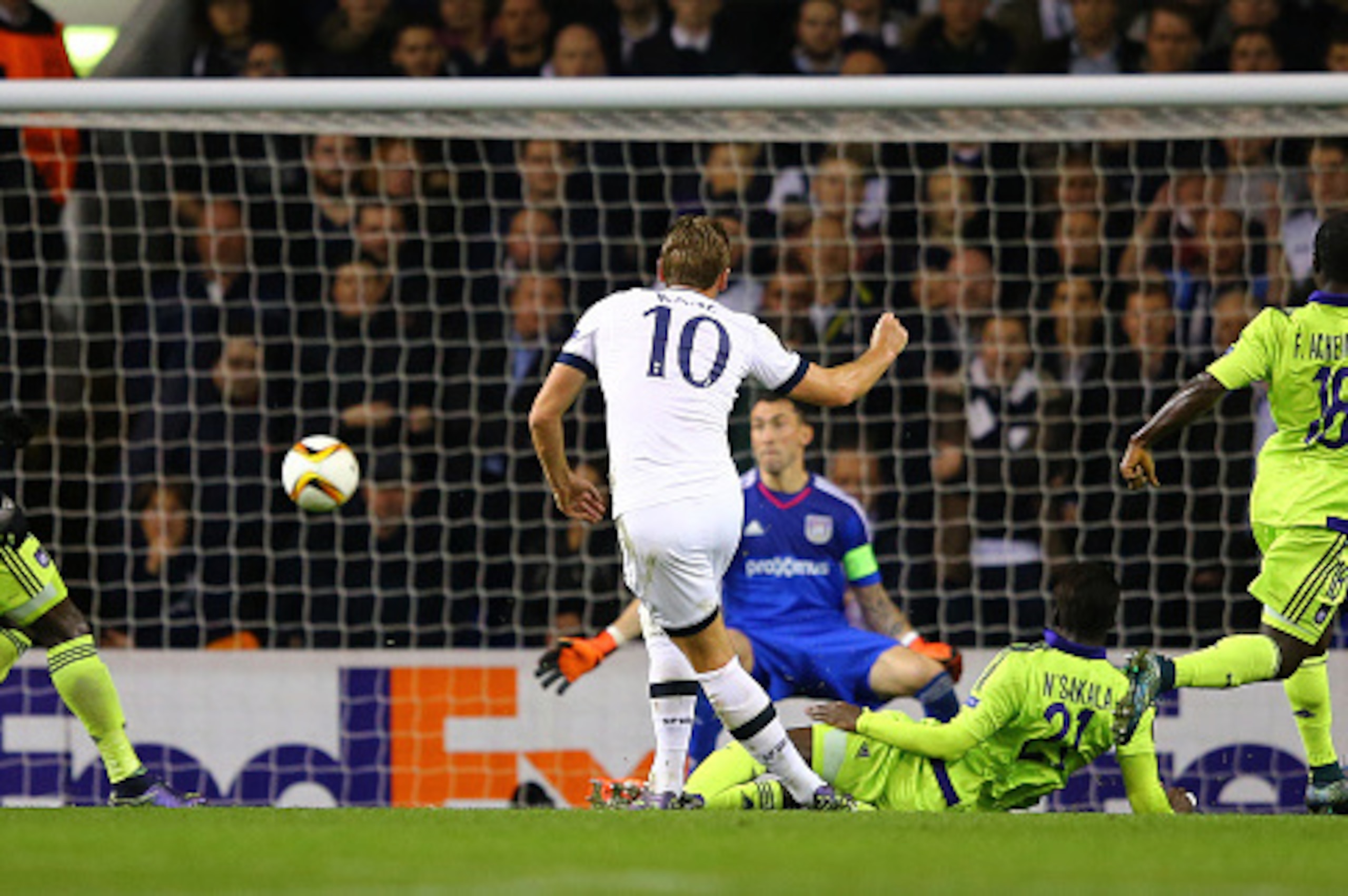 LONDON, ENGLAND - NOVEMBER 05:  Harry Kane of Spurs scores the opening goal during the UEFA Europa League Group J match between Tottenham Hotspur FC and RSC Anderlecht at White Hart Lane on November 5, 2015 in London, United Kingdom.  (Photo by Richard He