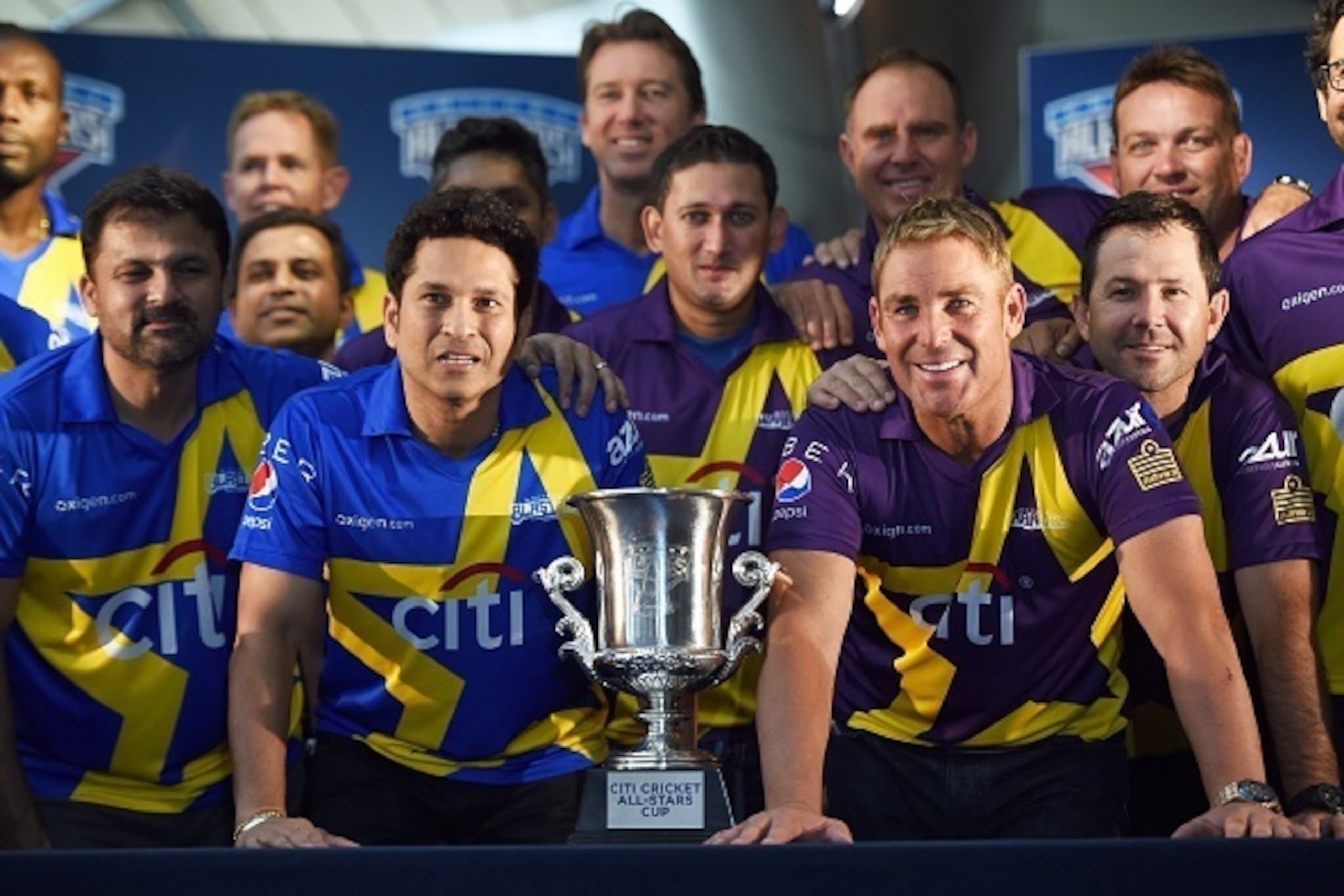 Retired Indian cricketer Sachin Tendulkar (2nd-L) and Australian Shane Warne (2nd-R) and their their teammates pose with the trophy during a press conference in New York on November 5, 2015. Tendulkar and Warne will lead a lineup of renowned cricket playe