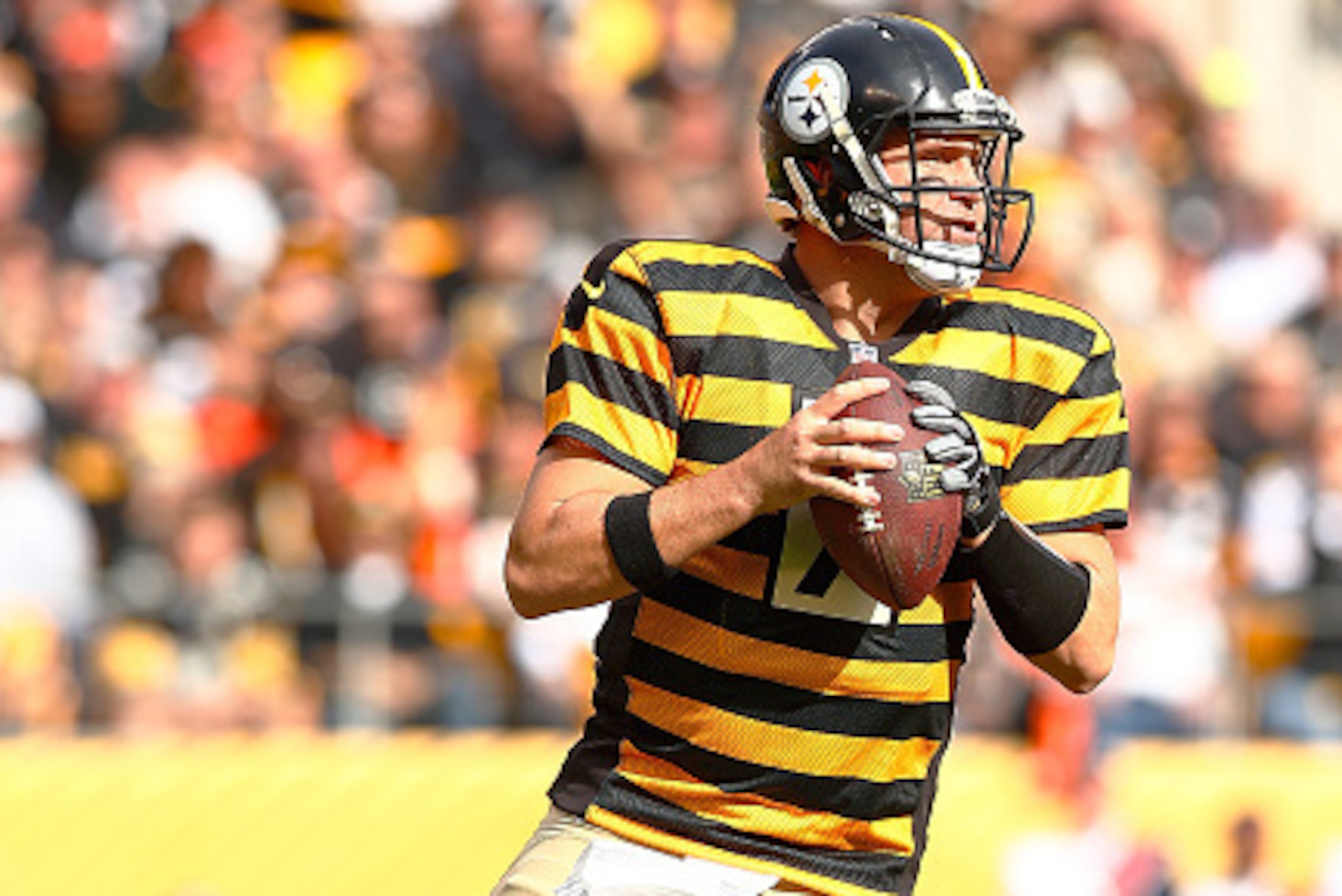 PITTSBURGH, PA - NOVEMBER 01:  Ben Roethlisberger #7 of the Pittsburgh Steelers looks to pass in the 1st quarter of the game against the Cincinnati Bengals at Heinz Field on November 1, 2015 in Pittsburgh, Pennsylvania.  (Photo by Jared Wickerham/Getty Im