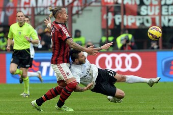 MILAN, ITALY - JANUARY 18:  (L-R) Philippe Mexes of AC Milan competes for the ball Mauricio Pinilla during the Serie A match between AC Milan and Atalanta BC at Stadio Giuseppe Meazza on January 18, 2015 in Milan, Italy.  (Photo by Pier Marco Tacca/Getty 