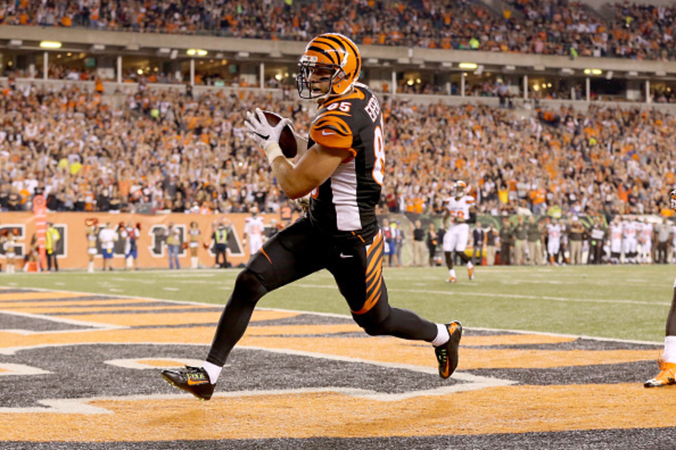 CINCINNATI, OH - NOVEMBER 05:  Tyler Eifert #85 of the Cincinnati Bengals scores a touchdown against the Cleveland Browns at Paul Brown Stadium on November 5, 2015 in Cincinnati, Ohio.  (Photo by Andy Lyons/Getty Images)