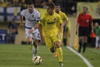 Dinamo Minsk's defender Roman Begunov (L) vies with Villarreal's defender Denis Suarez during the Europa League football match Villarreal CF vs  FC Dinamo Minsk at the Estadio El Madrigal in Villarreal on October 22, 2015.  AFP PHOTO / JOSE JORDAN        