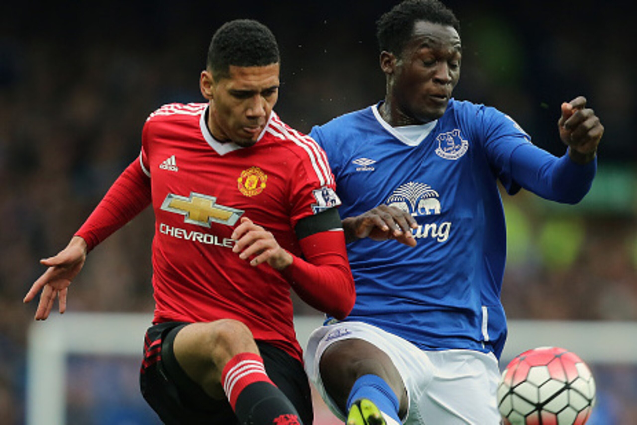 LIVERPOOL, ENGLAND - OCTOBER 17: Chris Smalling (L) of Manchester United and Romelu Lukaku of Everton during the Barclays Premier League match between Everton and Manchester United at Goodison Park on October 17, 2015 in Liverpool, England. (Photo by Ja LIVERPOOL, ENGLAND - OCTOBER 17: Chris Smalling (L) of Manchester United and Romelu Lukaku of Everton during the Barclays Premier League match between Everton and Manchester United at Goodison Park on October 17, 2015 in Liverpool, England. (Photo by Ja