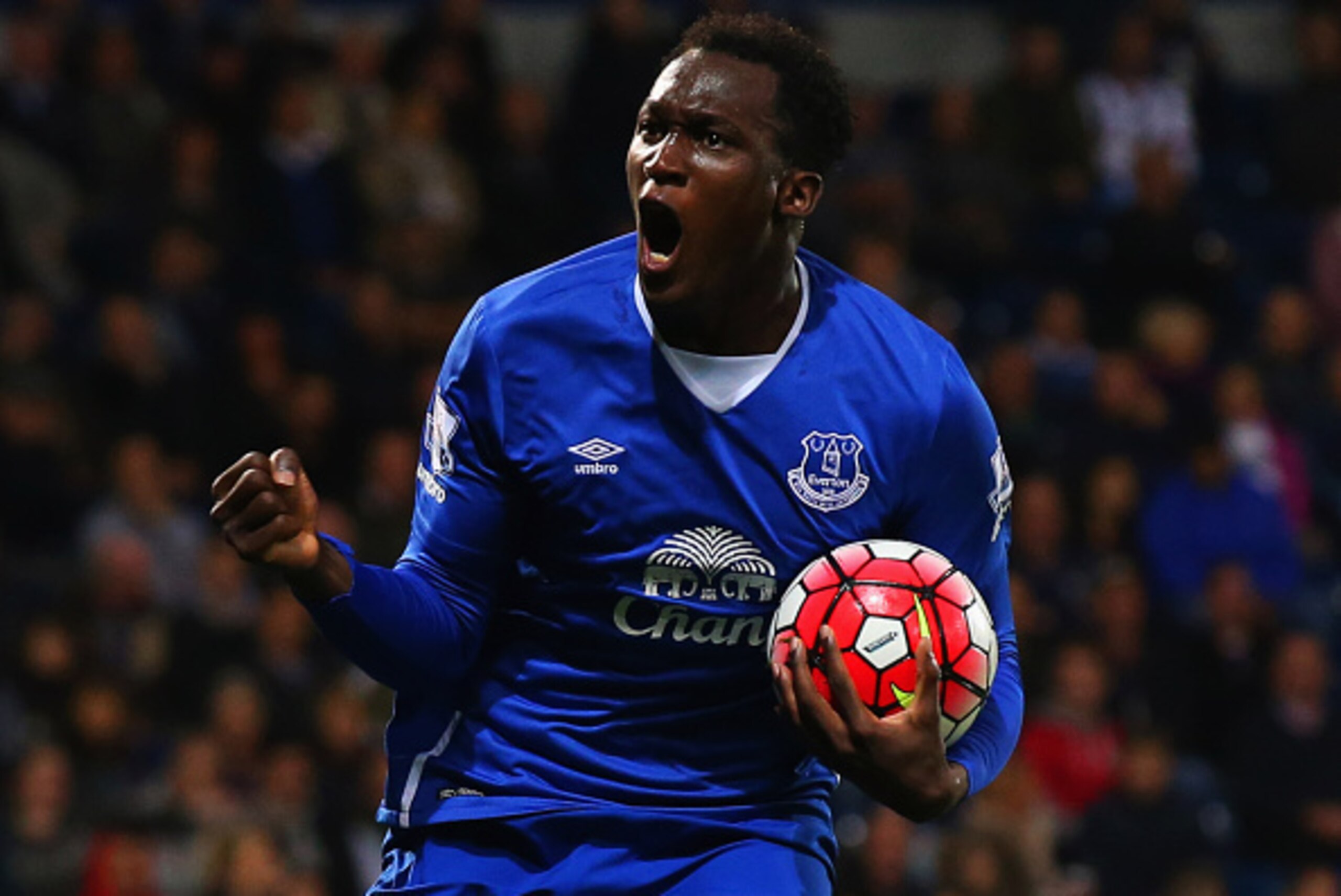 WEST BROMWICH, ENGLAND - SEPTEMBER 28: Romelu Lukaku of Everton celebrates as he scores their first goal during the Barclays Premier League match between West Bromwich Albion and Everton at The Hawthorns on September 28, 2015 in West Bromwich, United Kin WEST BROMWICH, ENGLAND - SEPTEMBER 28: Romelu Lukaku of Everton celebrates as he scores their first goal during the Barclays Premier League match between West Bromwich Albion and Everton at The Hawthorns on September 28, 2015 in West Bromwich, United Kin