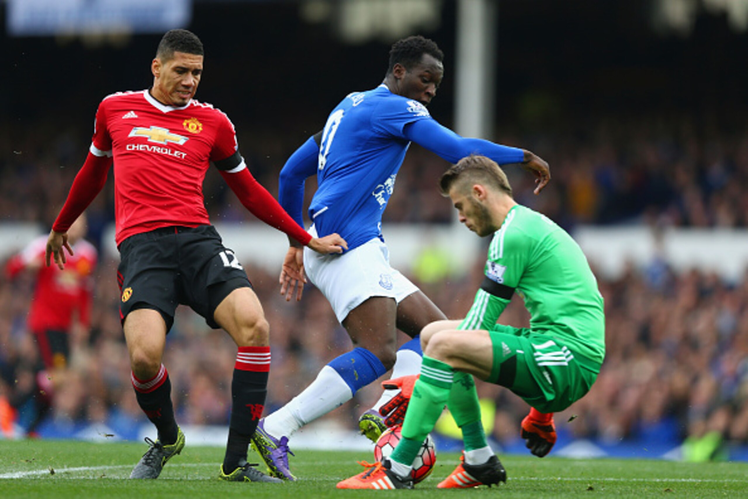 LIVERPOOL, ENGLAND - OCTOBER 17: David De Gea of Manchester United and Romelu Lukaku of Everton compete for the ball during the Barclays Premier League match between Everton and Manchester United at Goodison Park on October 17, 2015 in Liverpool, England. LIVERPOOL, ENGLAND - OCTOBER 17: David De Gea of Manchester United and Romelu Lukaku of Everton compete for the ball during the Barclays Premier League match between Everton and Manchester United at Goodison Park on October 17, 2015 in Liverpool, England.