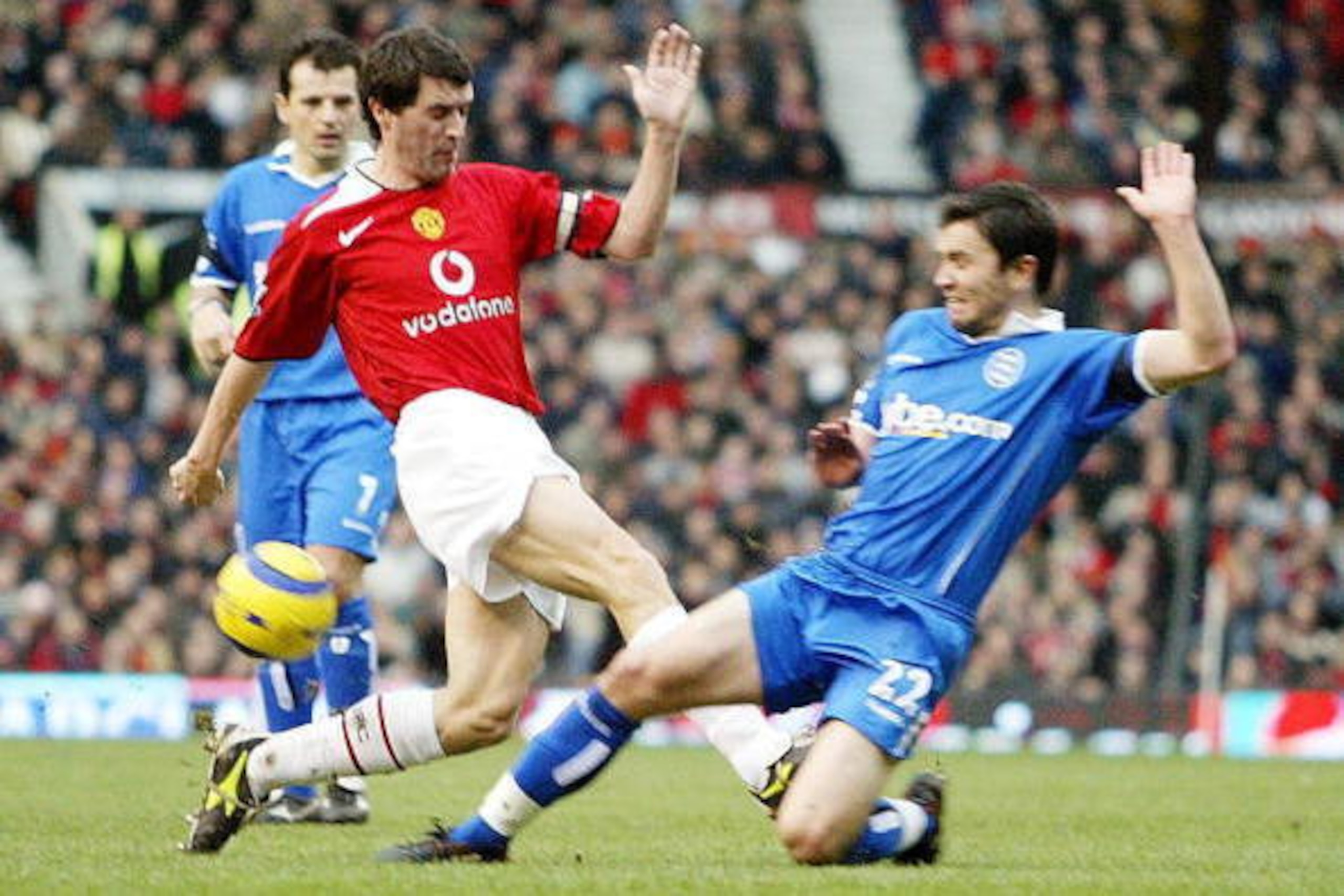 MANCHESTER, UNITED KINGDOM:  Manchester Roy Keane (C) vies with Birmingham Damien Johnson (R) during their football match in Manchester, 05 February 2005. AFP PHOTO/ STEVE PARKIN   (Photo credit should read STEVE PARKIN/AFP/Getty Images)