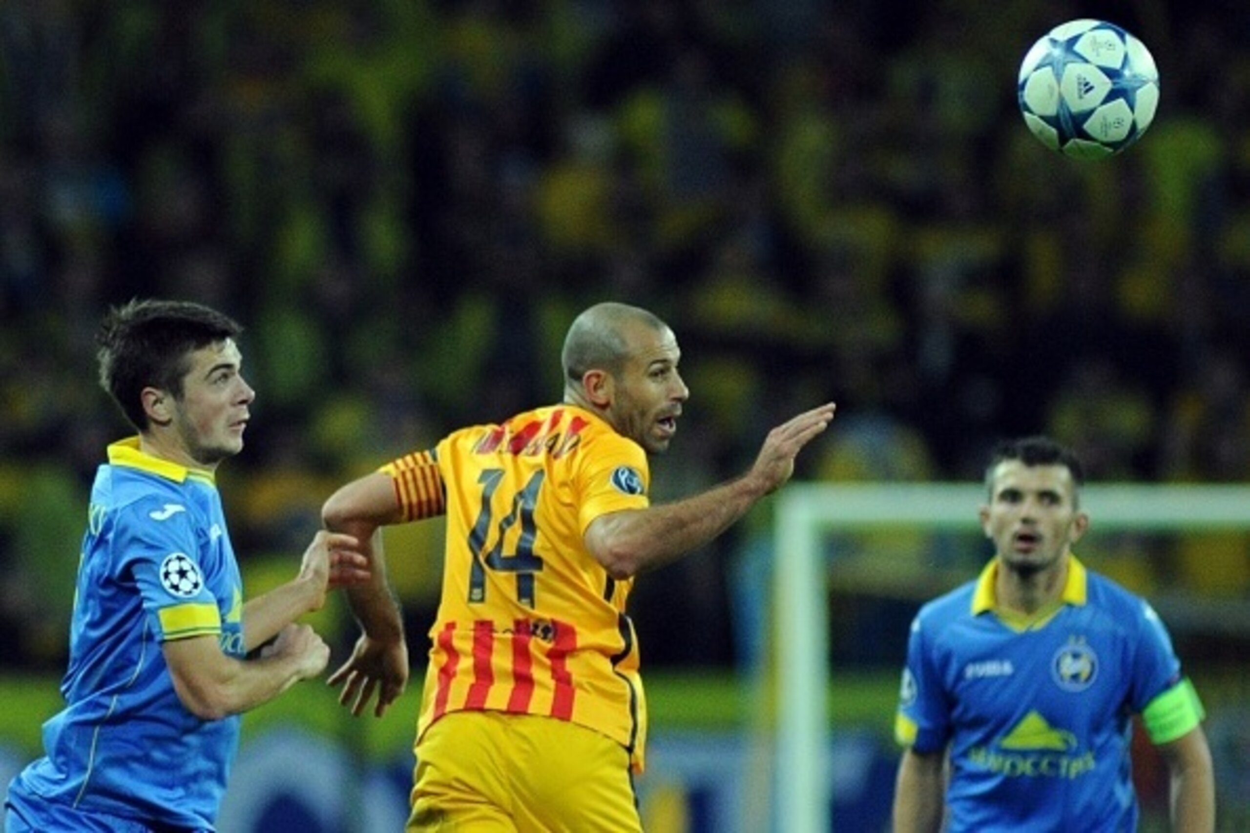BATE Borisov's Belarusian midfielder Evgeni Yablonski (L) vies for the ball with Barcelona's Argentinian defender Javier Mascherano during the UEFA Champions League group E football match between FC BATE Borisov and FC Barcelona at the Borisov Arena stadi