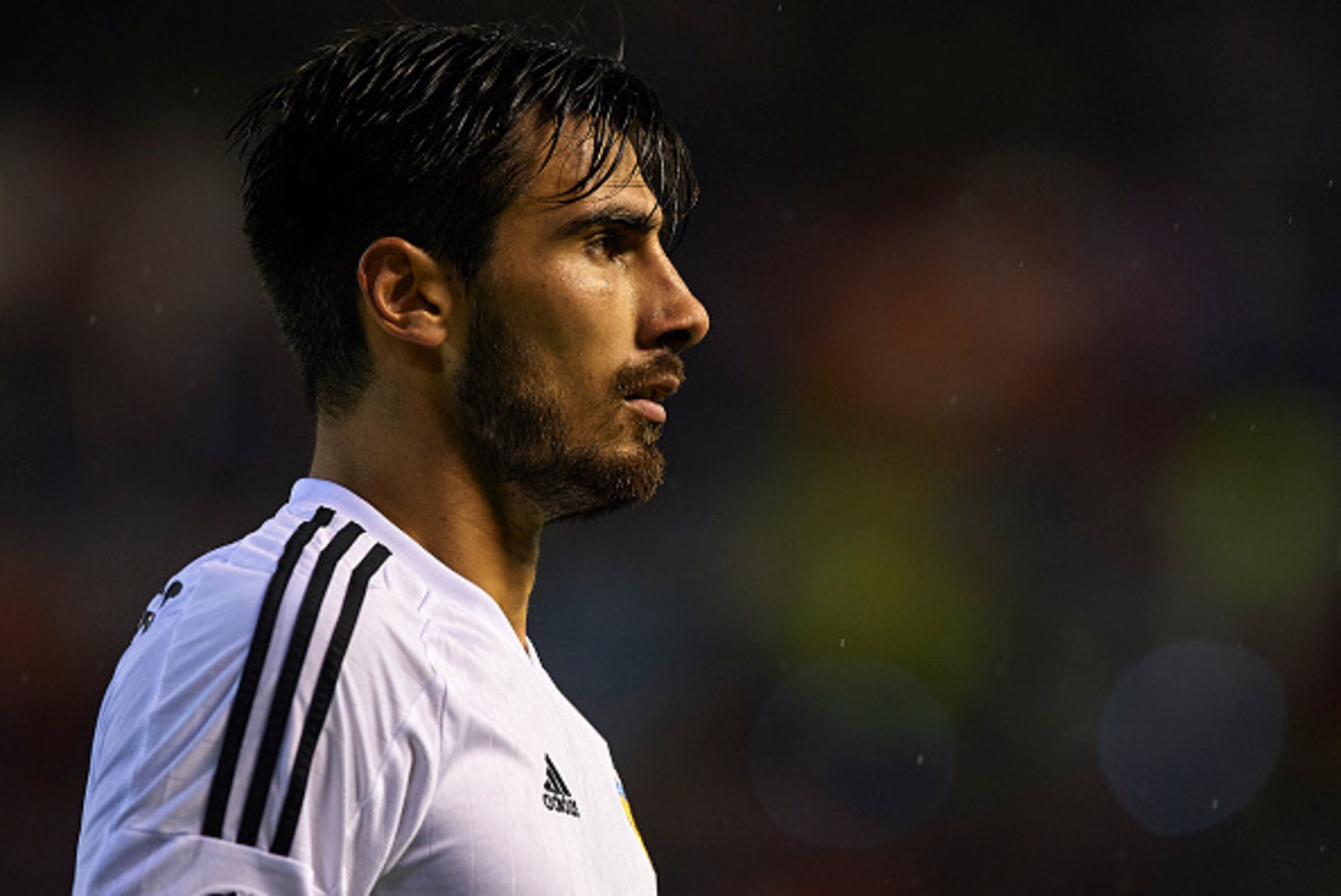 VALENCIA, SPAIN - OCTOBER 20:  Andre Gomes of Valencia looks on during the UEFA Champions League Group H match between Valencia CF and KAA Gent at the Estadi de Mestalla on October 20, 2015 in Valencia, Spain.  (Photo by Manuel Queimadelos Alonso/Getty Im