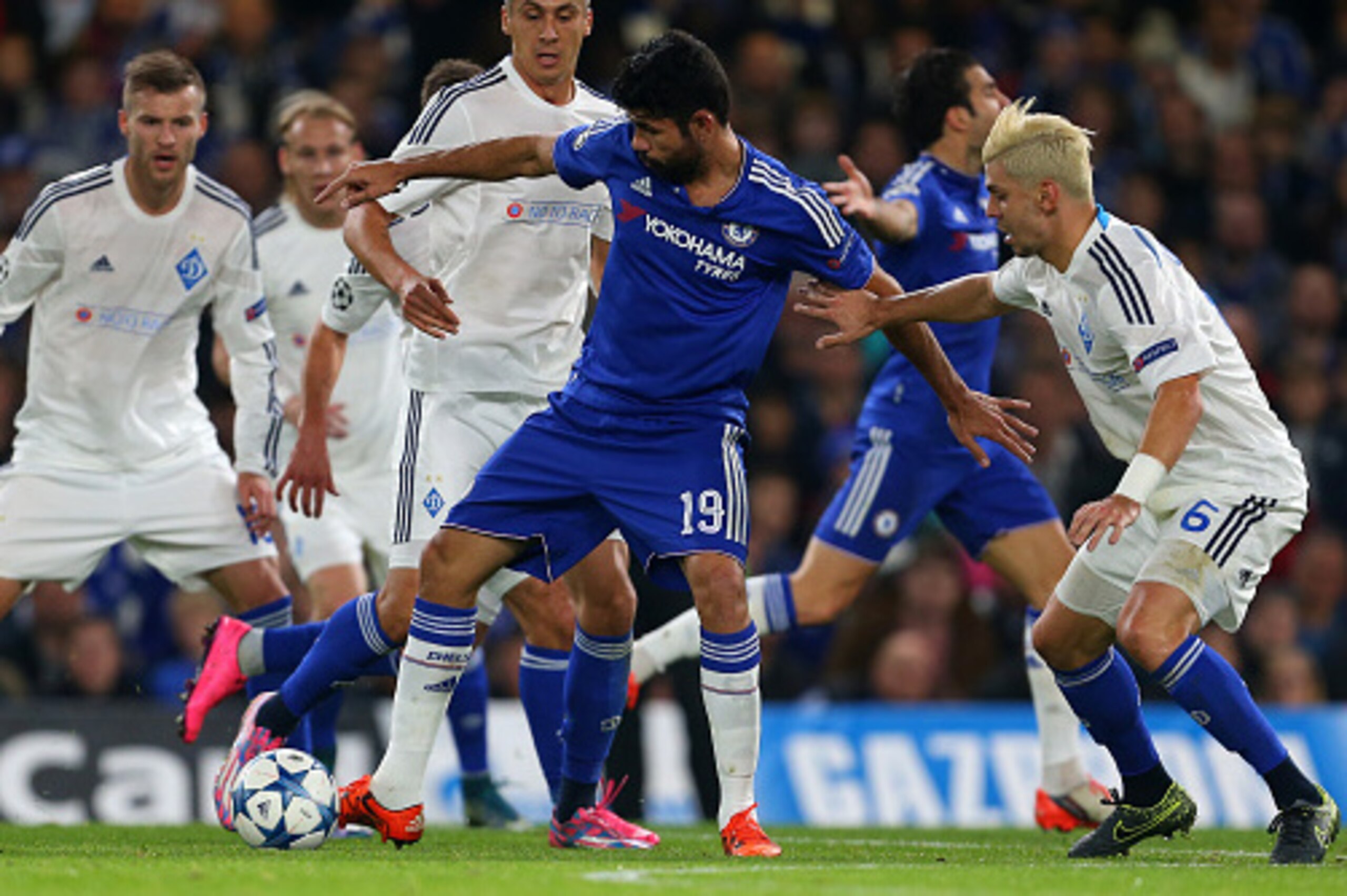LONDON, ENGLAND - NOVEMBER 04:  Diego Costa of Chelsea is surrounded by Dynamo Kiev players during the UEFA Champions League Group G match between Chelsea and Dynamo Kyiv at Stamford Bridge on November 4, 2015 in London, United Kingdom.  (Photo by Catheri