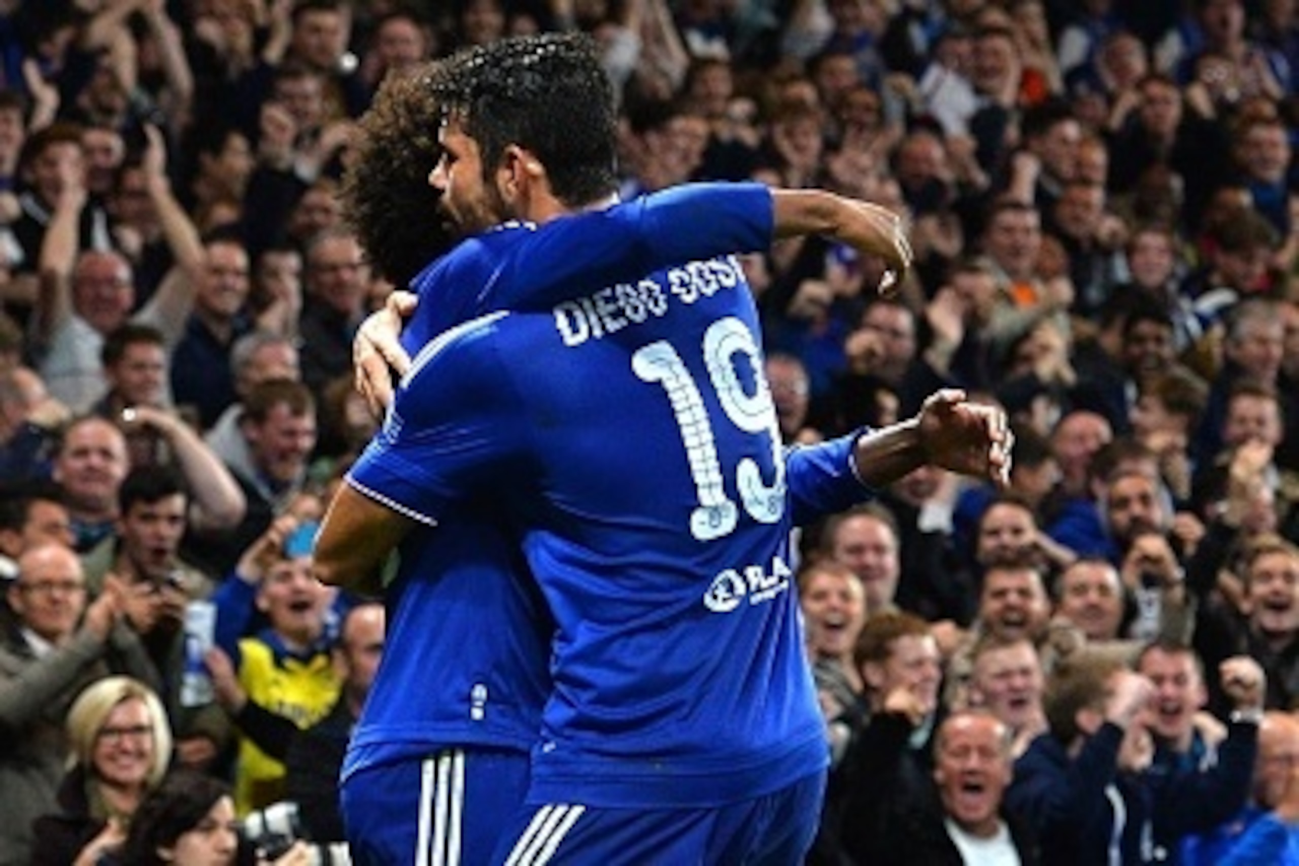 Chelsea's Brazilian midfielder Willian (L) celebrates with Chelsea's Brazilian-born Spanish striker Diego Costa after scoring from a free kick during a UEFA Chamions league group stage football match between Chelsea and Dynamo Kiev at Stamford Bridge stad