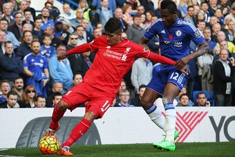 LONDON, ENGLAND - OCTOBER 31: Roberto Firmino of Liverpool and John Mikel Obi of Chelsea compete for the ball during the Barclays Premier League match between Chelsea and Liverpool at Stamford Bridge on October 31, 2015 in London, England.  (Photo by Ian 