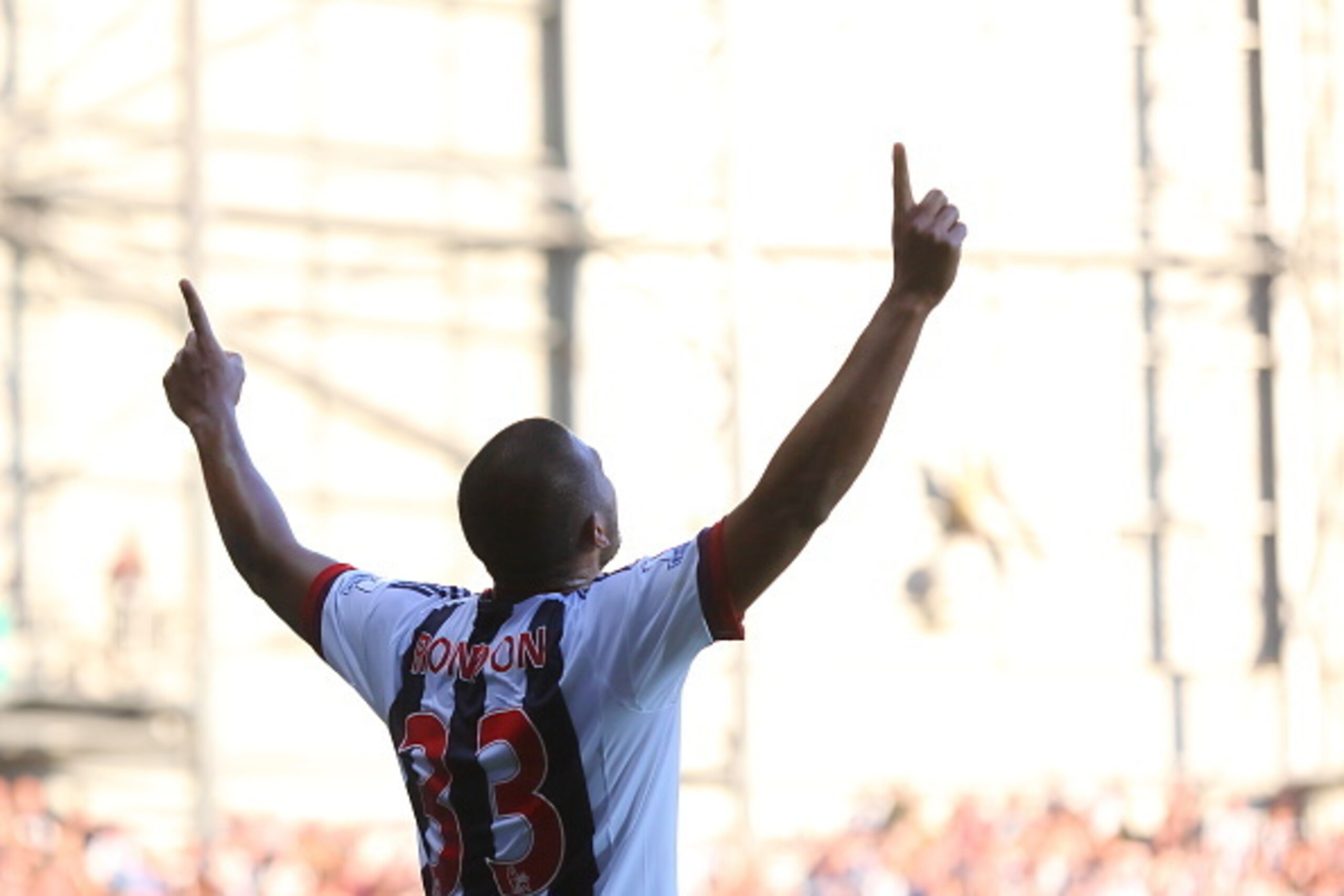 WEST BROMWICH, ENGLAND - OCTOBER 31: Salomon Rondon of West Bromwich Albion celebrates after scoring a goal to make it 1-0 during the Barclays Premier League match between West Bromwich Albion and Leicester City at The Hawthorns on October 31, 2015 in Wes