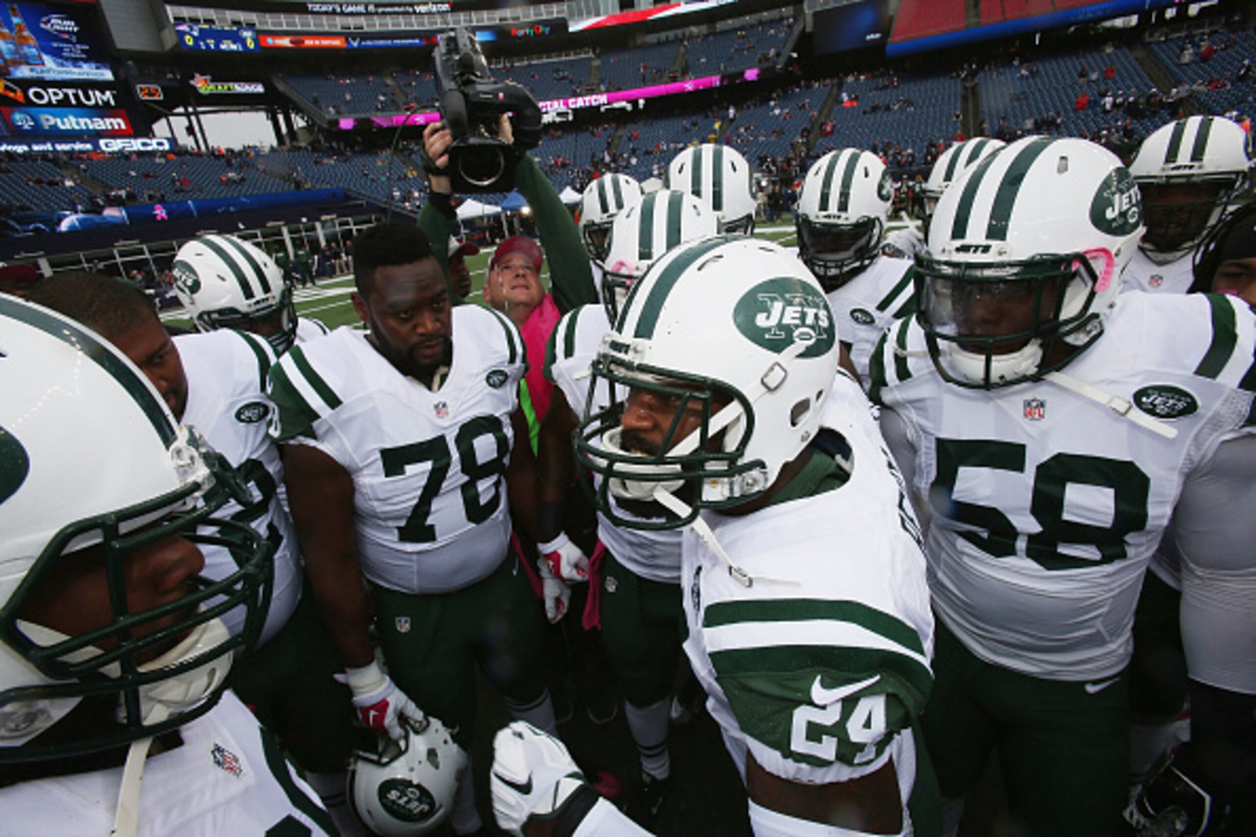 FOXBORO, MA - OCTOBER 25:  Cornerback Darrelle Revis #24 of the New York Jets fires up the team before the game against the New England Patriots at Gillette Stadium on October 25, 2015 in Foxboro, Massachusetts.  (Photo by Al Pereira/Getty Images for New 