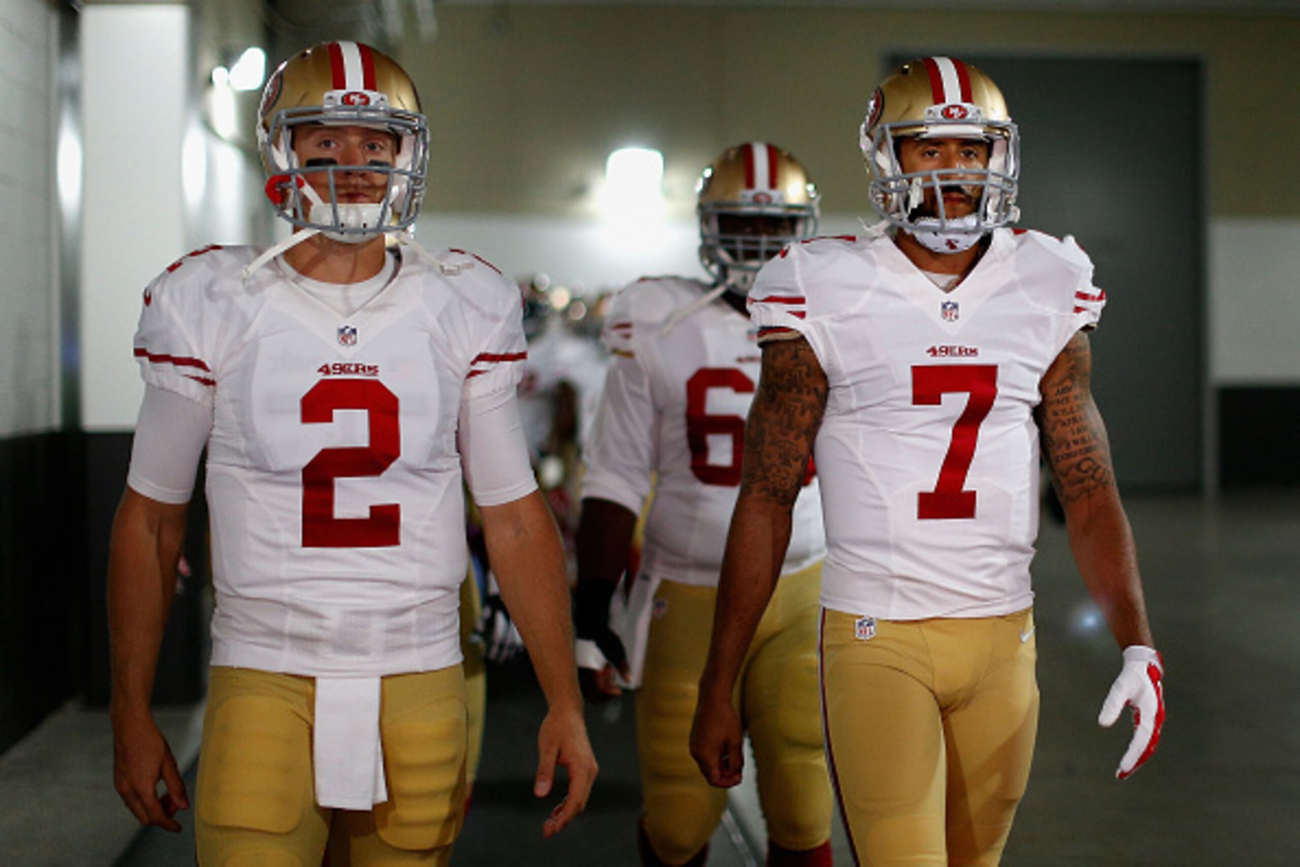 GLENDALE, AZ - SEPTEMBER 27:  Quarterbacks Blaine Gabbert #2 and Colin Kaepernick take the field prior to the NFL game against the Arizona Cardinals at the University of Phoenix Stadium on September 27, 2015 in Glendale, Arizona.  (Photo by Christian Pete