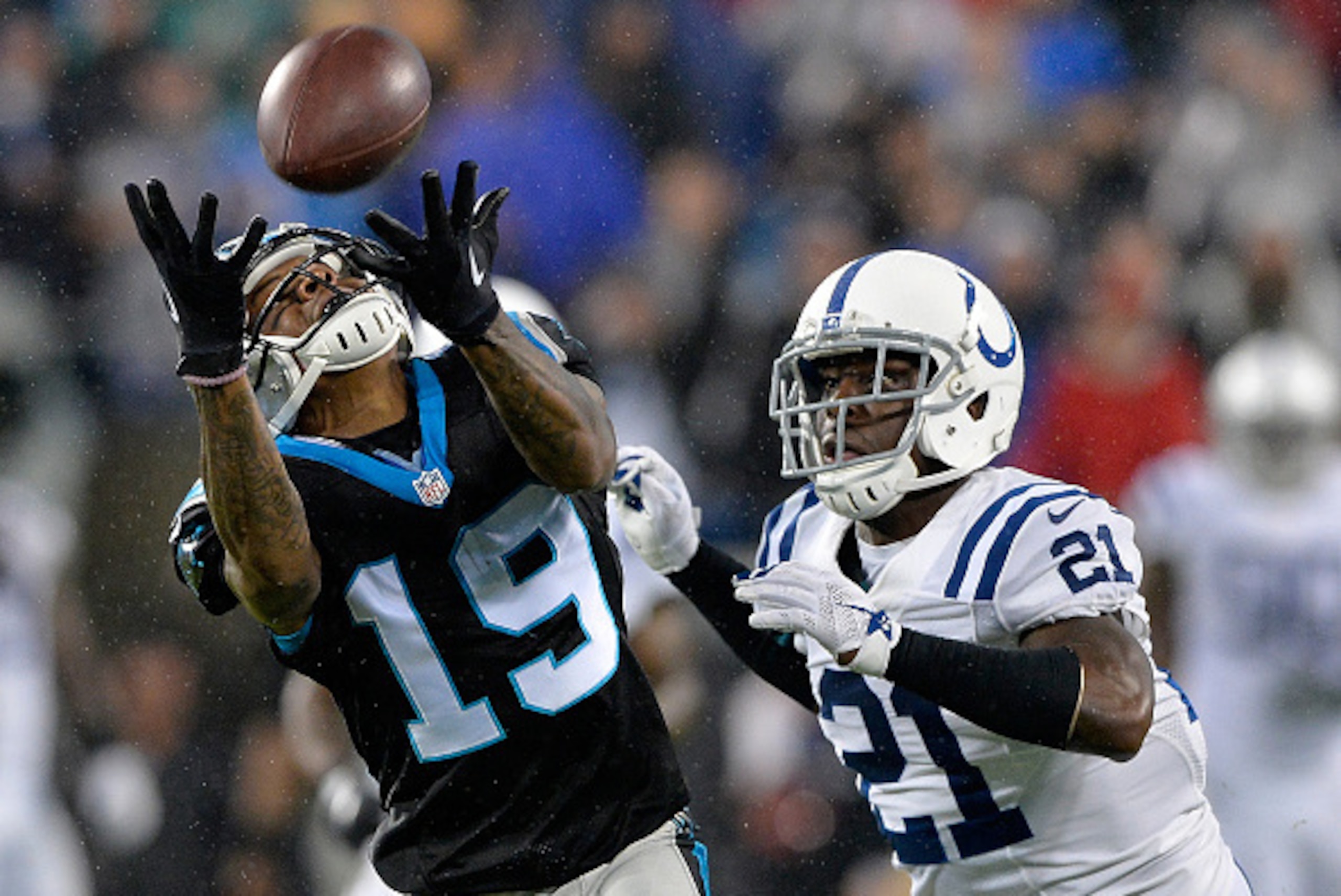CHARLOTTE, NC - NOVEMBER 02: Vontae Davis #21 of the Indianapolis Colts defends a pass to Ted Ginn #19 of the Carolina Panthers during their game at Bank of America Stadium on November 2, 2015 in Charlotte, North Carolina. (Photo by Grant Halverson/Gett CHARLOTTE, NC - NOVEMBER 02: Vontae Davis #21 of the Indianapolis Colts defends a pass to Ted Ginn #19 of the Carolina Panthers during their game at Bank of America Stadium on November 2, 2015 in Charlotte, North Carolina. (Photo by Grant Halverson/Gett