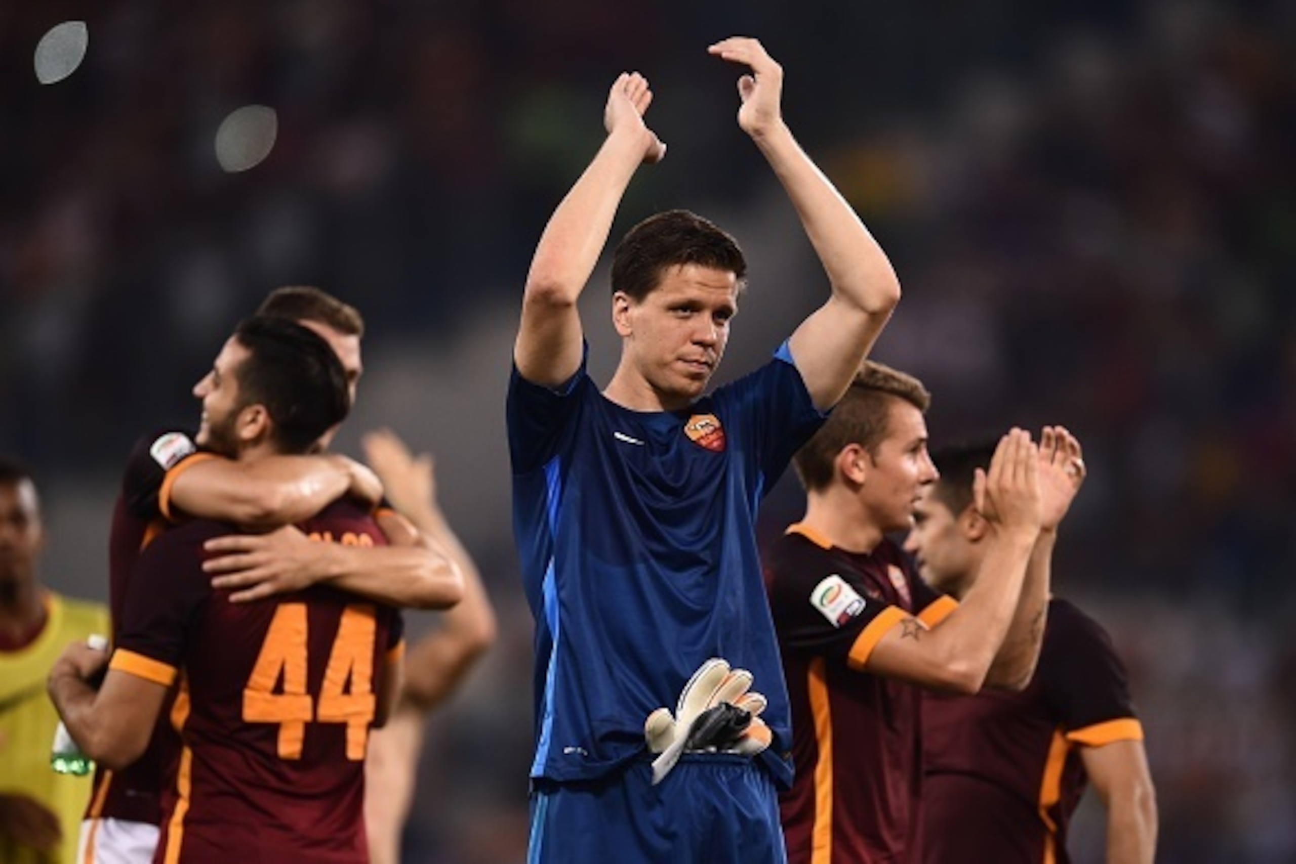 Roma's goalkeeper from Poland Wojciech Szczesny celebrates with teammates at the end of the Italian Serie A football match AS Roma vs Juventus on August 30, 2015 at the Olympic stadium in Rome. AS Roma won 2-1. AFP PHOTO / FILIPPO MONTEFORTE (Ph Roma's goalkeeper from Poland Wojciech Szczesny celebrates with teammates at the end of the Italian Serie A football match AS Roma vs Juventus on August 30, 2015 at the Olympic stadium in Rome. AS Roma won 2-1. AFP PHOTO / FILIPPO MONTEFORTE (Ph