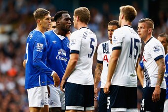 LONDON, ENGLAND - AUGUST 29: John Stones (1st L) and Romelu Lukaku (2nd L) of Everton face off with Jan Vertonghen (3rd L), Eric Dier (2nd R) and Toby Alderweireld (1st R) of Tottenham Hotspur  during the Barclays Premier League match between Tottenham Ho