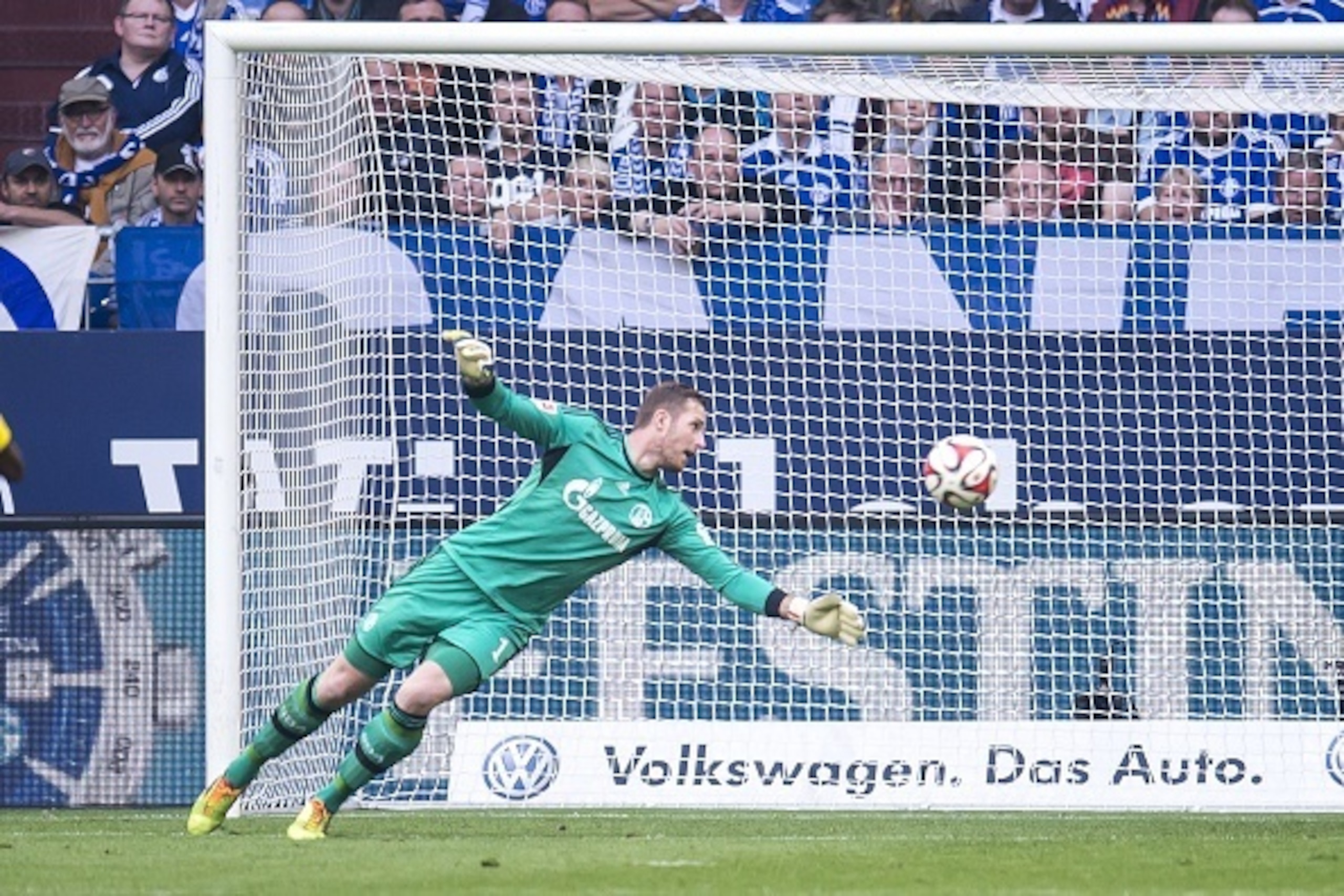 goalkeeper Ralf Fahrmann of Schalke 04 during the Bundesliga match between Schalke 04 and Borussia Dortmund on September 27 at the Veltins Arena in Gelsenkirchen, Germany.(Photo by VI Images via Getty Images) goalkeeper Ralf Fahrmann of Schalke 04 during the Bundesliga match between Schalke 04 and Borussia Dortmund on September 27 at the Veltins Arena in Gelsenkirchen, Germany.(Photo by VI Images via Getty Images)