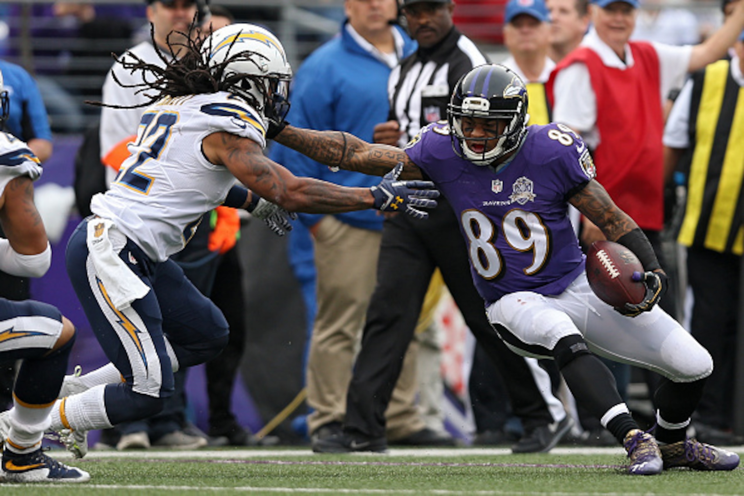 BALTIMORE, MD - NOVEMBER 01: Wide receiver Steve Smith #89 of the Baltimore Ravens eludes cornerback Jason Verrett #22 of the San Diego Chargers during the second half at M&T Bank Stadium on November 1, 2015 in Baltimore, Maryland. (Photo by Patrick Smith
