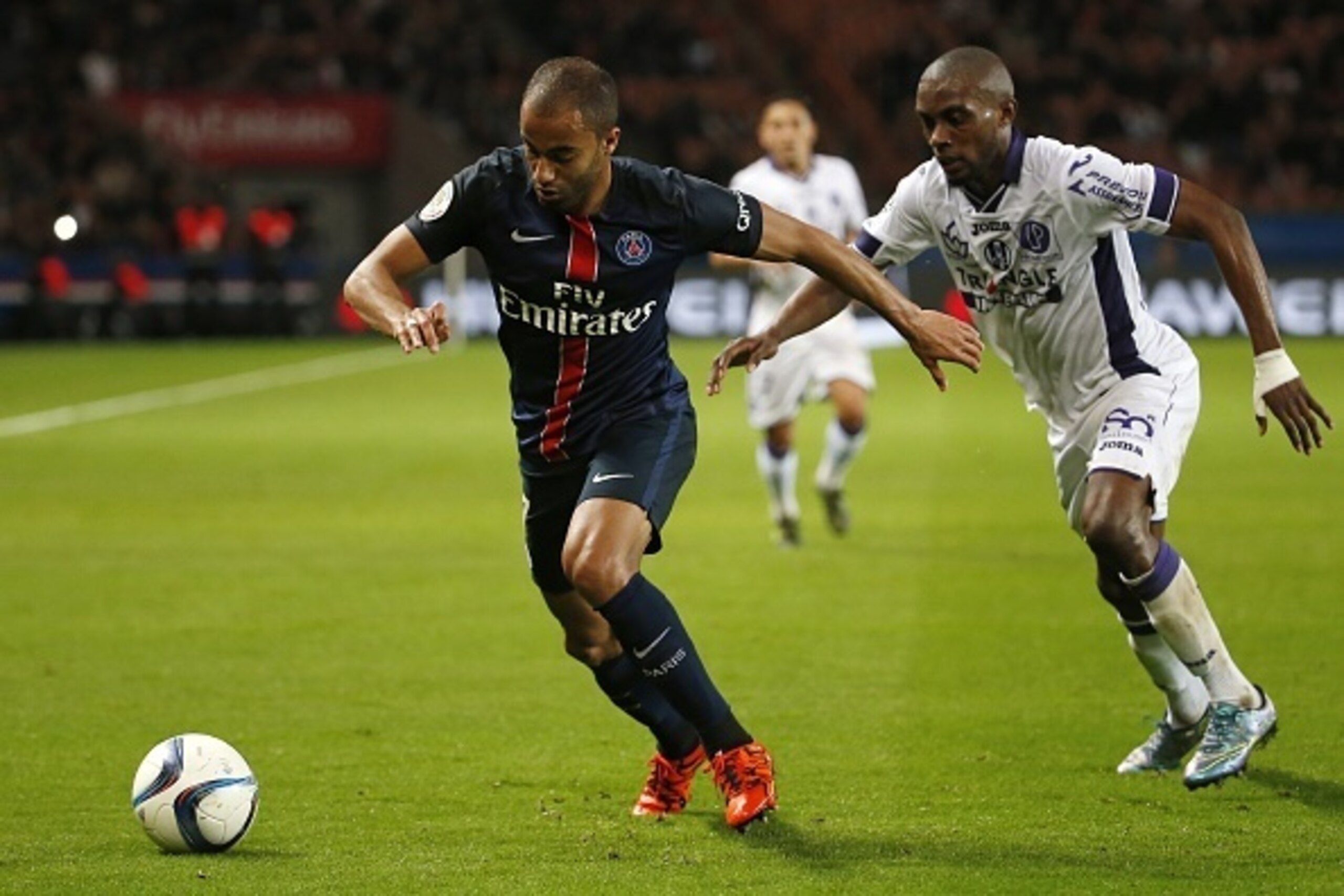 Paris Saint-Germain's Brazilian midfielder Lucas Moura (L) vies with controls the ball during the French L1 football match between Paris Saint-Germain(PSG) and Toulouse (TFC) on November 7, 2015 at the Parc des Princes stadium, in Paris.  AFP PHOTO / THOM