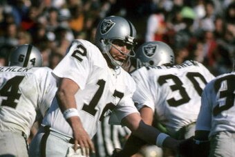 Oakland Raiders quarterback Kenny Stabler (12) hands off during Super Bowl XI, a 32-14 victory over the Minnesota Vikings on January 9, 1977, at the Rose Bowl in Pasadena, California. (Photo by Tony Tomsic/Getty Images) *** Local Caption ***