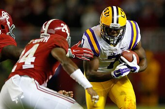 TUSCALOOSA, AL - NOVEMBER 07:  Leonard Fournette #7 of the LSU Tigers rushes against A'Shawn Robinson #86 and Geno Matias-Smith #24 of the Alabama Crimson Tide in the second quarter at Bryant-Denny Stadium on November 7, 2015 in Tuscaloosa, Alabama.  (Pho