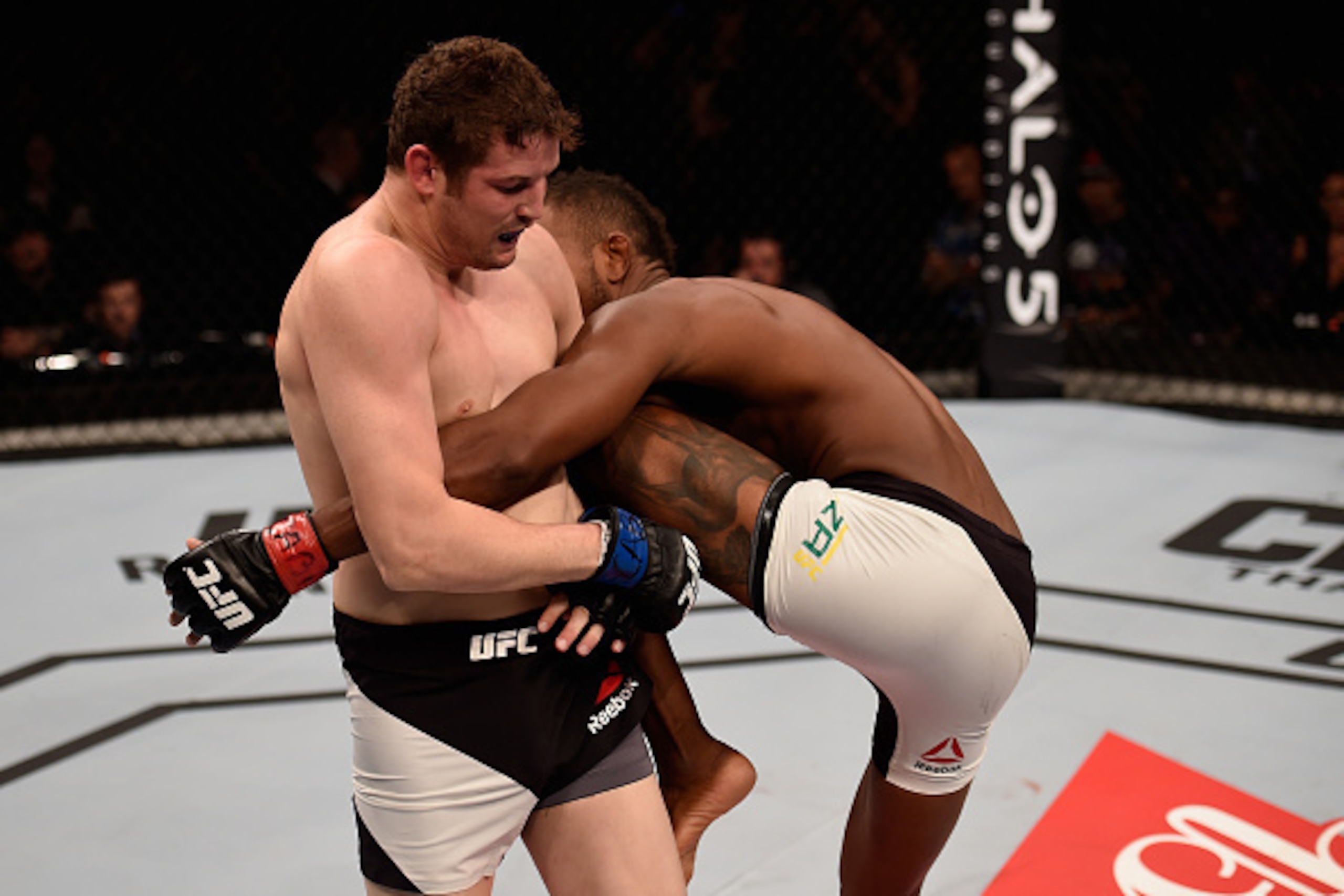SAO PAULO, BRAZIL - NOVEMBER 07: Chas Skelly of the United States and Kevin Souza of Brazil in their featherweight bout during the UFC Fight Night Belfort v Henderson at Ibirapuera Gymnasium on November 7, 2015 in Sao Paulo, Brazil. (Photo by Buda Mendes/