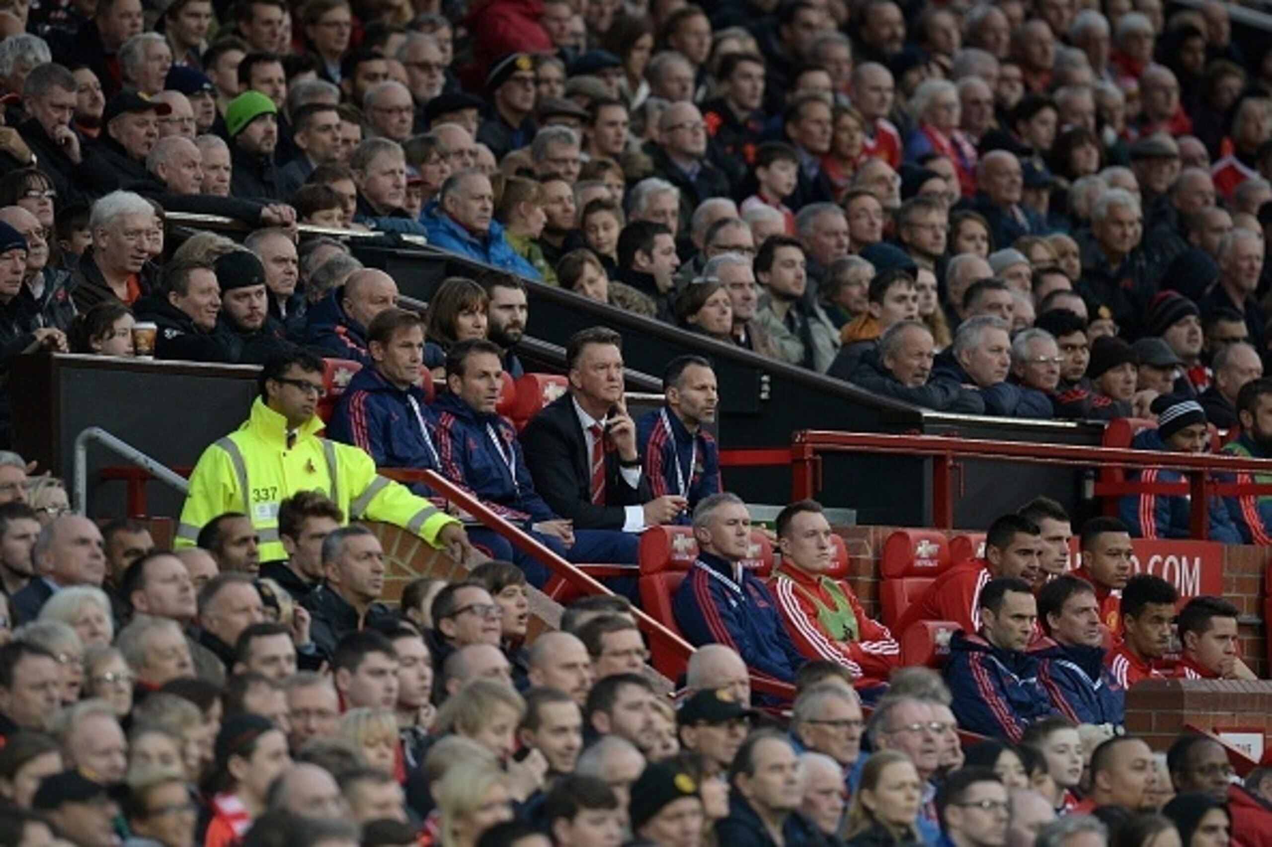 Manchester United's Dutch manager Louis van Gaal (C) and Manchester United's Welsh assistant manager Ryan Giggs (centre R) watch their players during the English Premier League football match between Manchester United and West Bromwich Albion at Old Traff