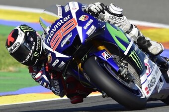 Movistar Yamaha's Spanish rider Jorge Lorenzo rides during the MotoGP motorcycling race at the Valencia Grand Prix at Ricardo Tormo racetrack in Cheste, near Valencia on November 8, 2015.    AFP PHOTO / JAVIER SORIANO        (Photo credit should read JAVI