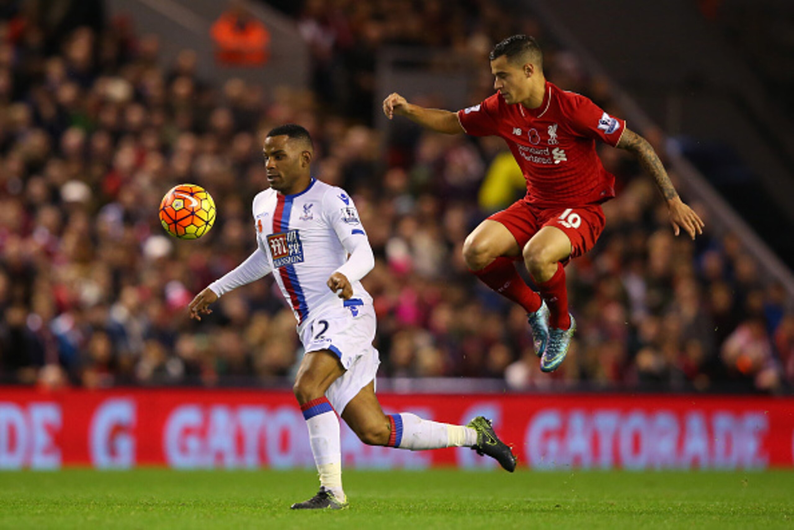 LIVERPOOL, ENGLAND - NOVEMBER 08:  Jason Puncheon of Crystal Palace (L) battles for the ball with Philippe Coutinho of Liverpool during the Barclays Premier League match between Liverpool and Crystal Palace at Anfield on November 8, 2015 in Liverpool, Eng
