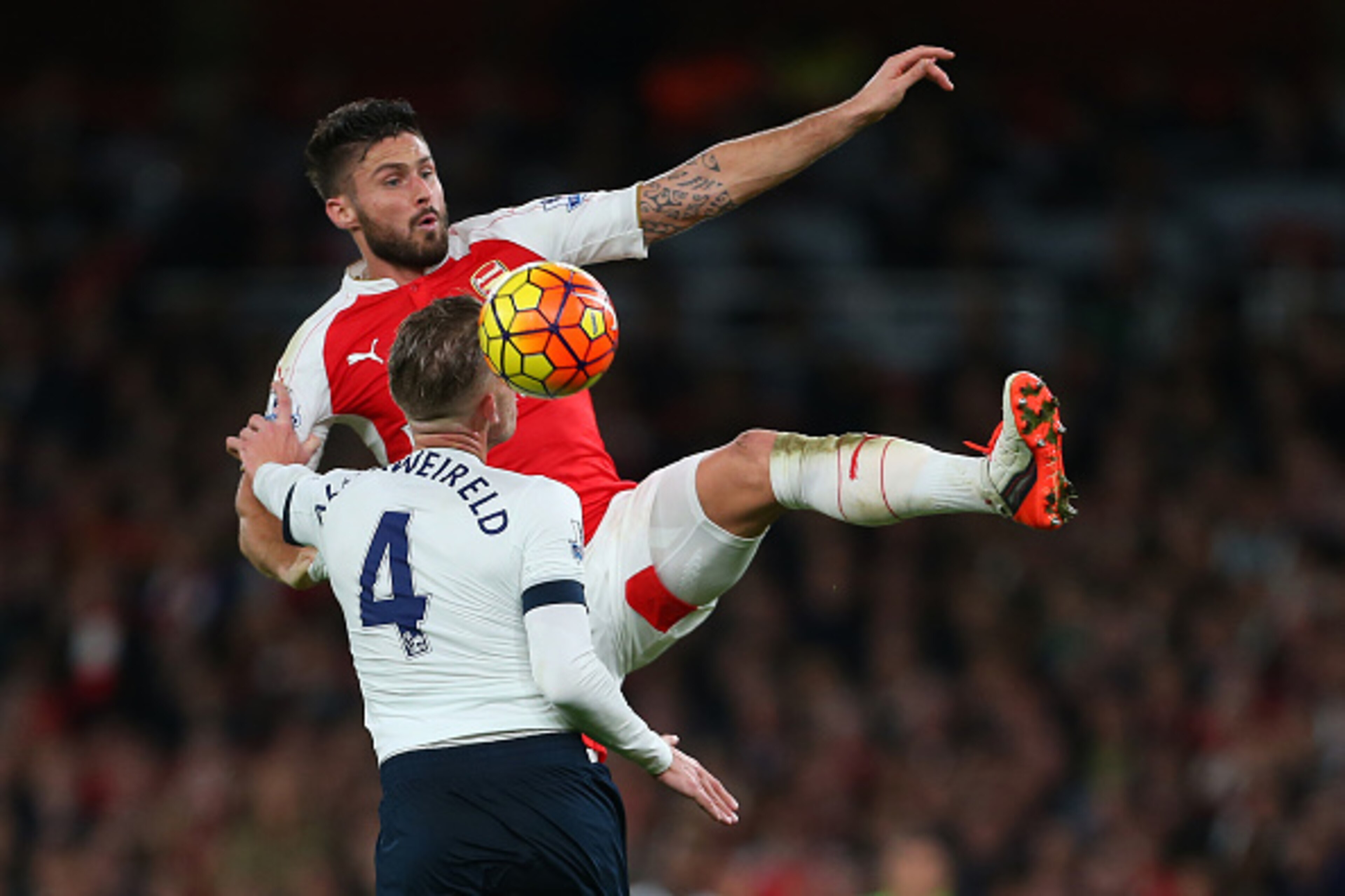 LONDON, ENGLAND - NOVEMBER 08:  Olivier Giroud of Arsenal and Toby Alderweireld of Tottenham Hotspur during the Barclays Premier League match between Arsenal and Tottenham Hotspur at Emirates Stadium on November 8, 2015 in London, England.  (Photo by Cath
