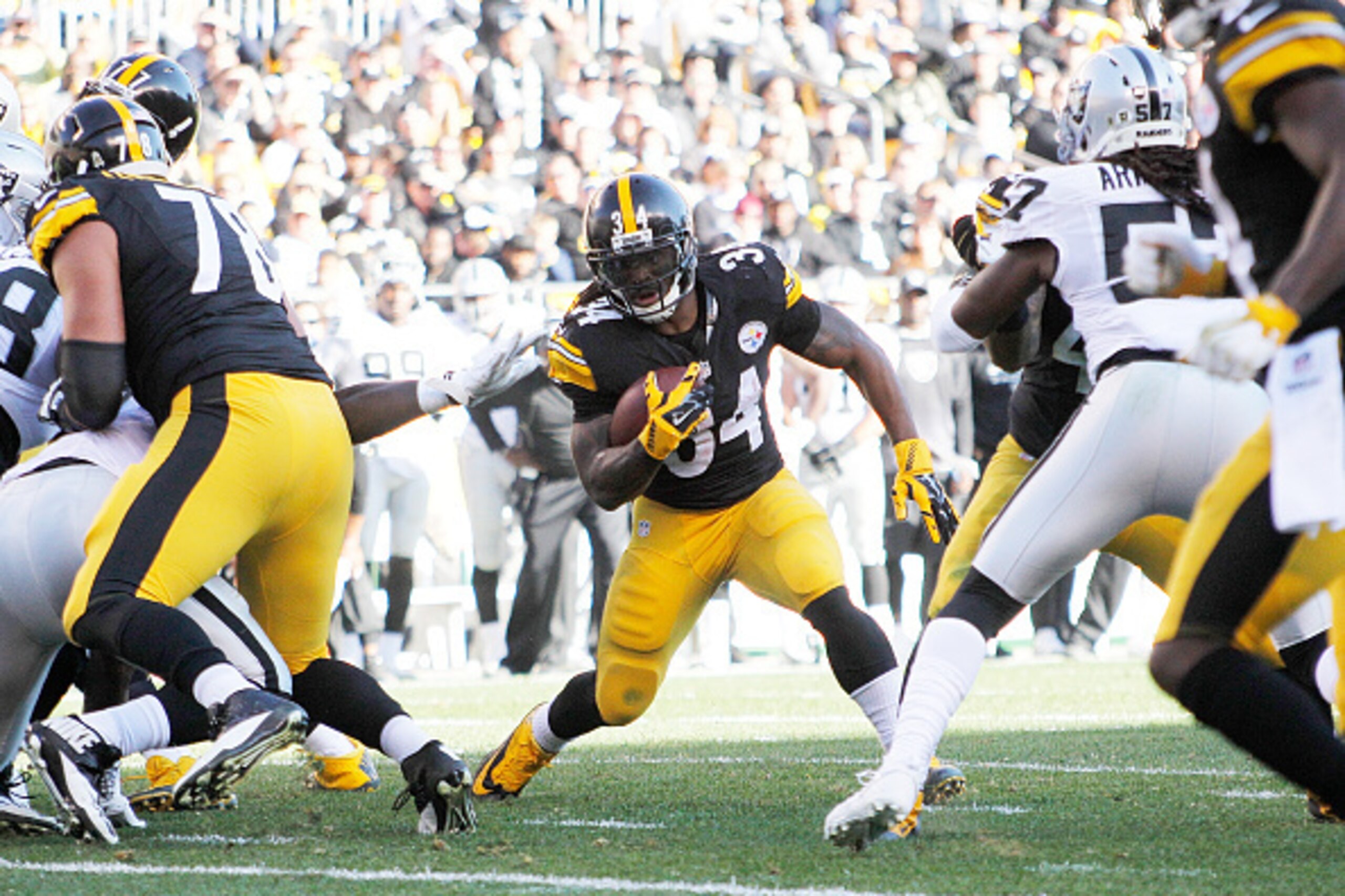 PITTSBURGH, PA - NOVEMBER 08:  DeAngelo Williams #34 of the Pittsburgh Steelers runs the ball in the 2nd quarter of the game against the Oakland Raiders at Heinz Field on November 8, 2015 in Pittsburgh, Pennsylvania.  (Photo by Justin K. Aller/Getty Image