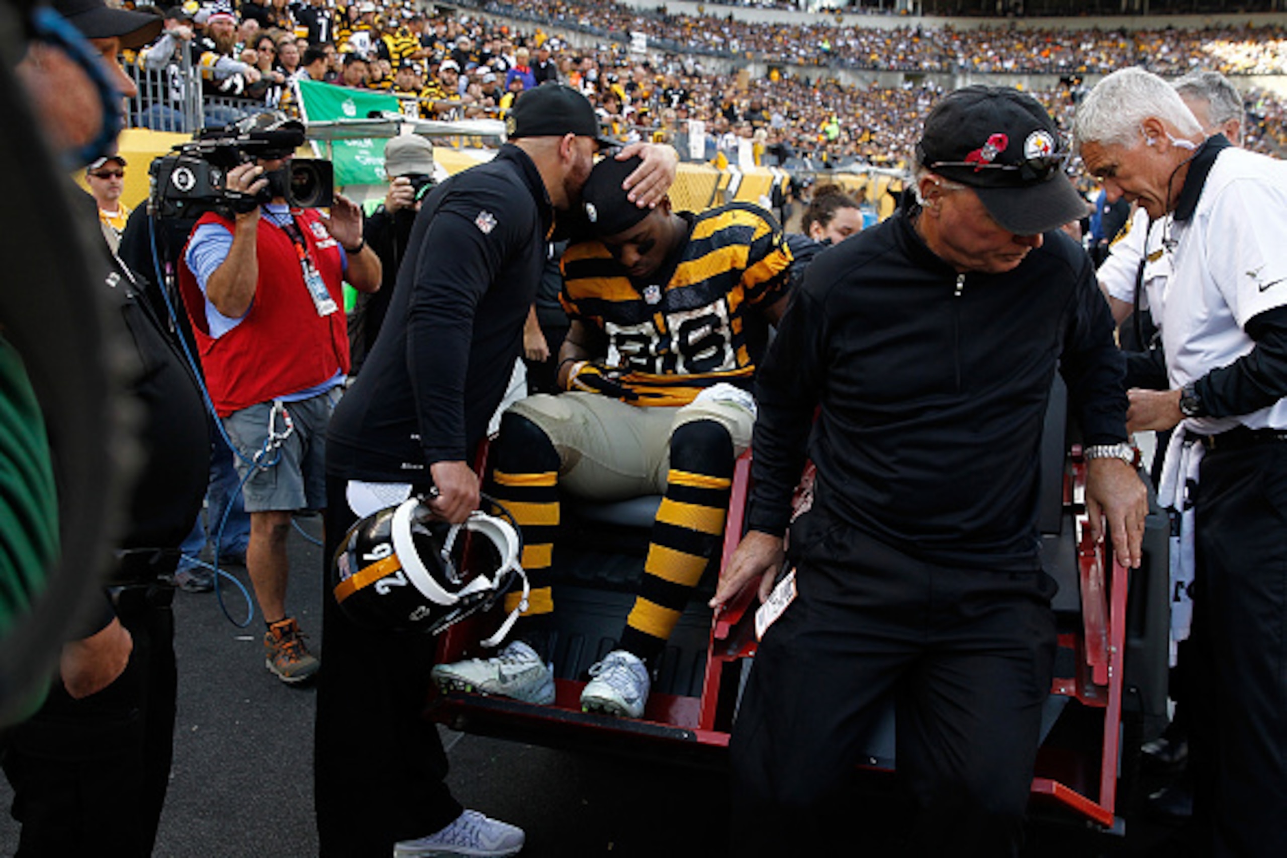 PITTSBURGH, PA - NOVEMBER 01:  Le'Veon Bell # 26 of the Pittsburgh Steelers is carted off of the field after being injured in the 2nd quarter of the game against the Cincinnati Bengals at Heinz Field on November 1, 2015 in Pittsburgh, Pennsylvania.  (Phot