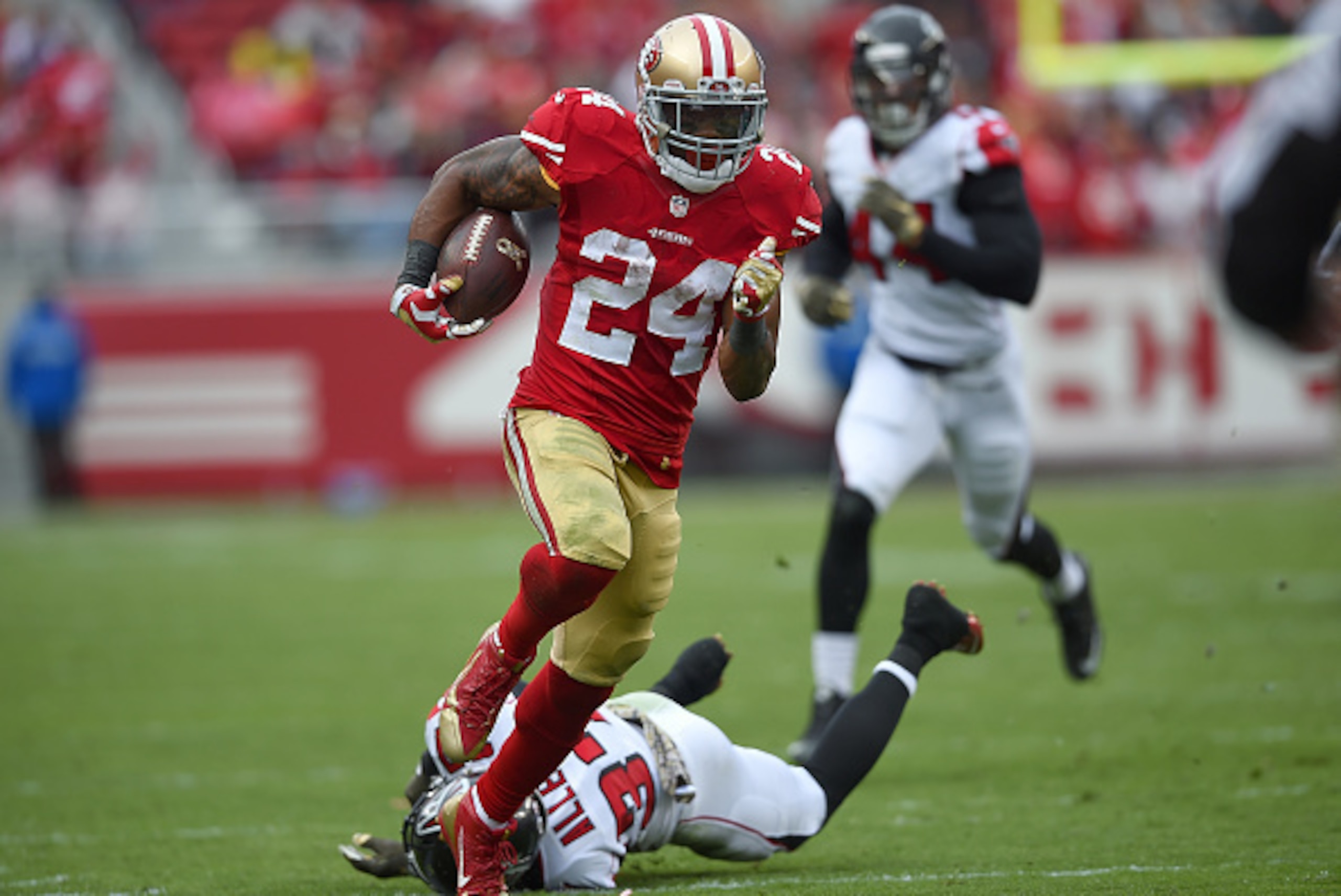SANTA CLARA, CA - NOVEMBER 08:  Shaun Draughn #24 of the San Francisco 49ers rushes for a 30-yard gain against the Atlanta Falcons during the second quarter of their NFL football game at Levi's Stadium on November 8, 2015 in Santa Clara, California.  (Pho
