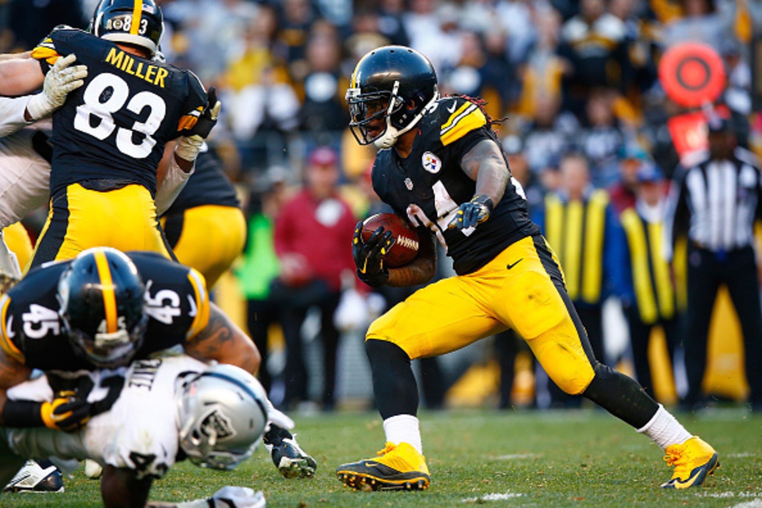 PITTSBURGH, PA - NOVEMBER 08: DeAngelo Williams #34 of the Pittsburgh Steelers runs the ball in the 4th quarter of the game against the Oakland Raiders  at Heinz Field on November 8, 2015 in Pittsburgh, Pennsylvania.  (Photo by Jared Wickerham/Getty Image