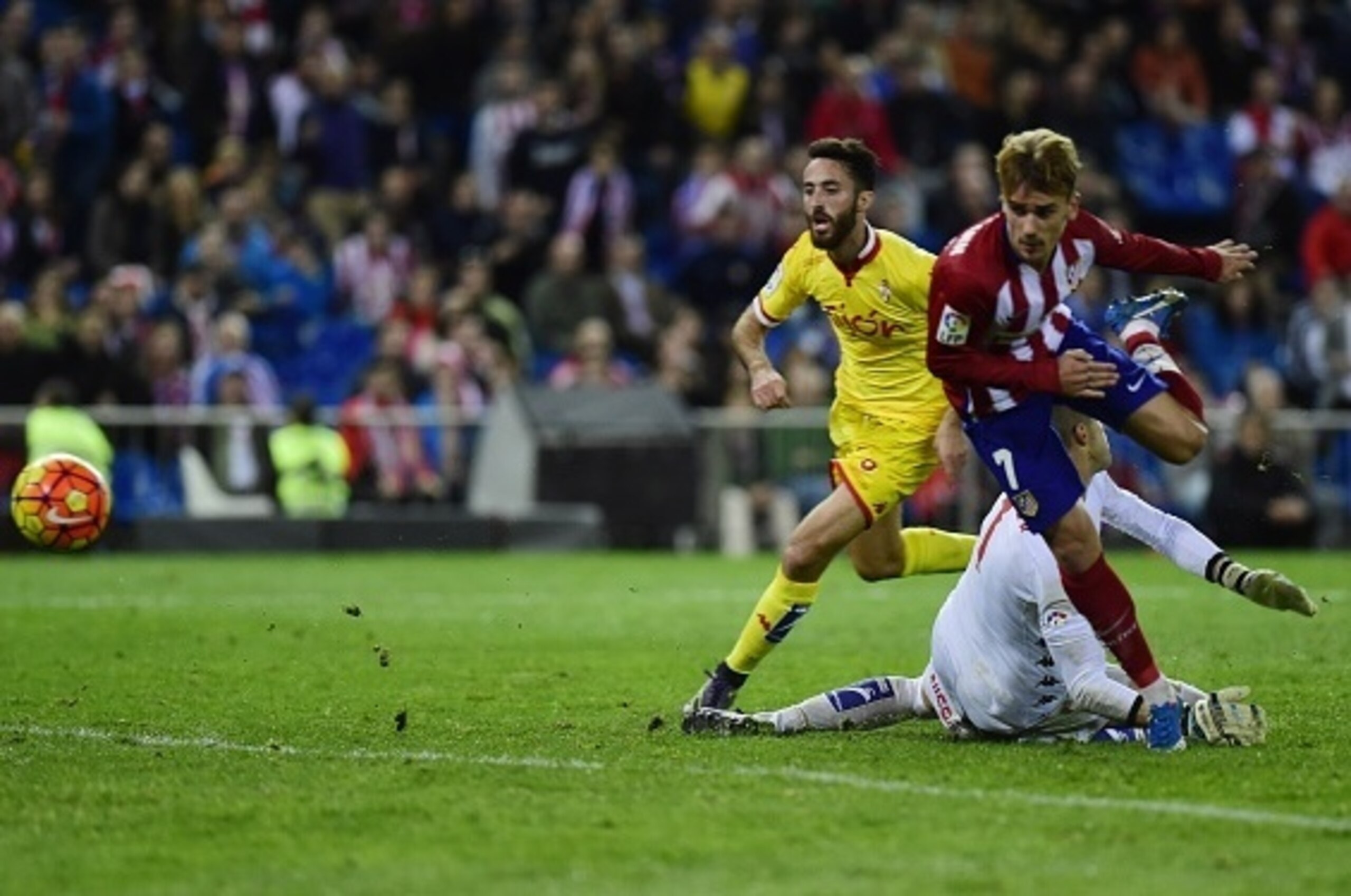 Atletico Madrid's French forward Antoine Griezmann (R) kicks to score during the Spanish league football match Club Atletico de Madrid vs Real Sporting de Gijon at the Vicente Calderon stadium in Madrid on November 8, 2015. AFP PHOTO/ PIERRE-PHILIPPE MARC Atletico Madrid's French forward Antoine Griezmann (R) kicks to score during the Spanish league football match Club Atletico de Madrid vs Real Sporting de Gijon at the Vicente Calderon stadium in Madrid on November 8, 2015. AFP PHOTO/ PIERRE-PHILIPPE MARC