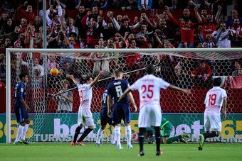 SEVILLE, SPAIN - NOVEMBER 08:  Sevilla FC players celebrate after scoring their opening goal during the La Liga match between Sevilla FC and Real Madrid CF at Estadio Ramon Sanchez Pizjuan on November 8, 2015 in Seville, Spain.  (Photo by Denis Doyle/Gett